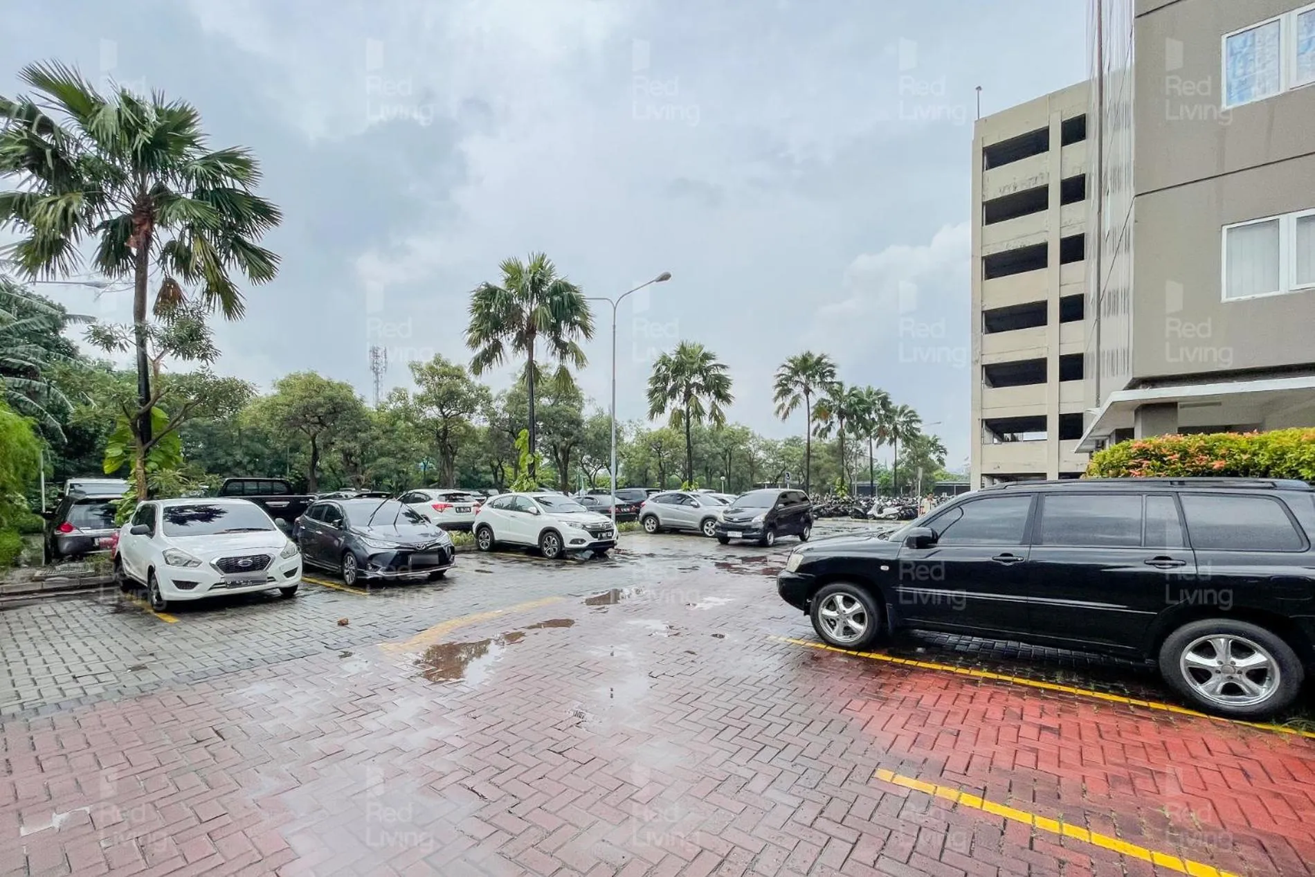 Parking in RedLiving Apartemen Sunter Park View - Emma Rooms