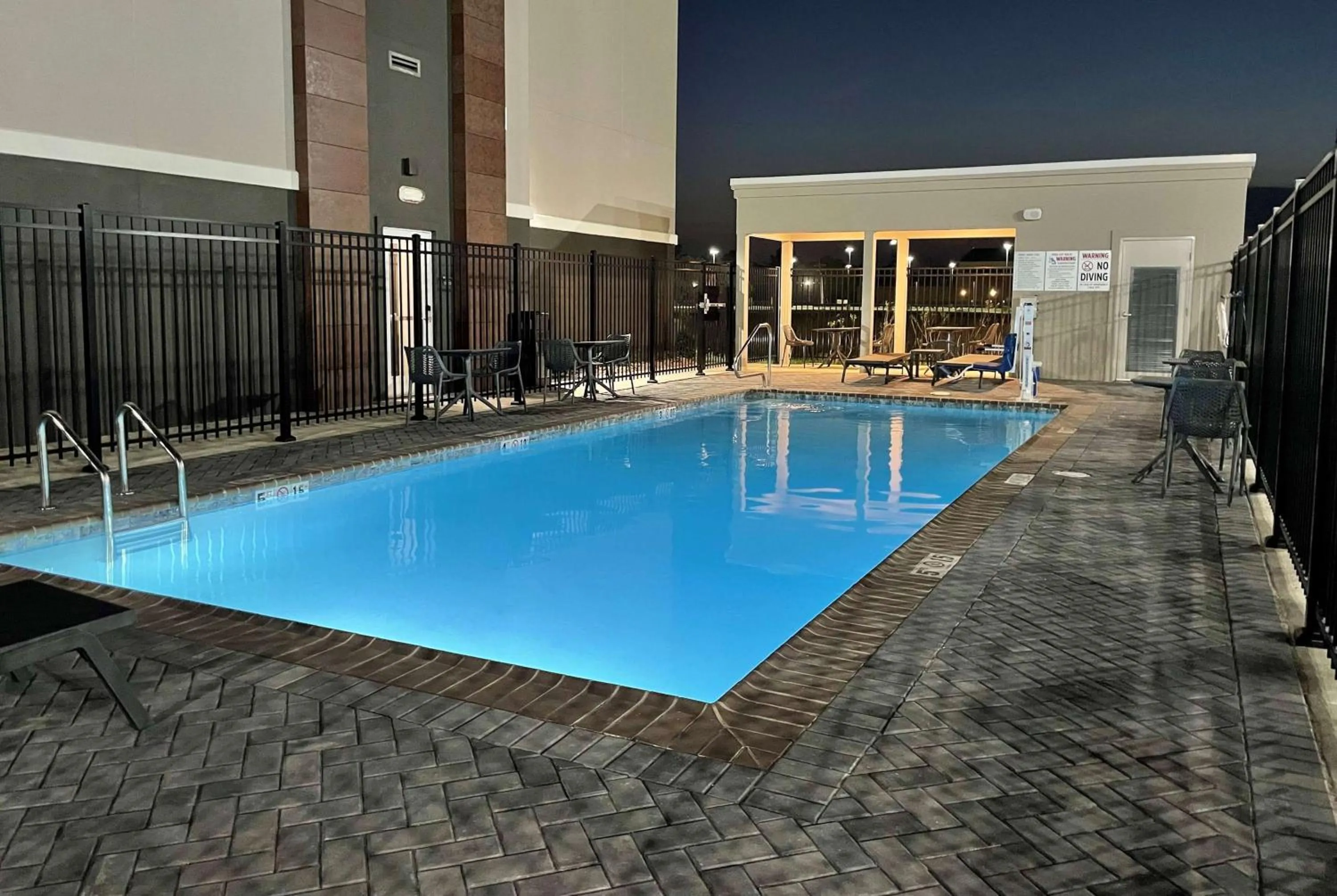 Pool view in La Quinta Inn & Suites by Wyndham Sulphur Lake Charles