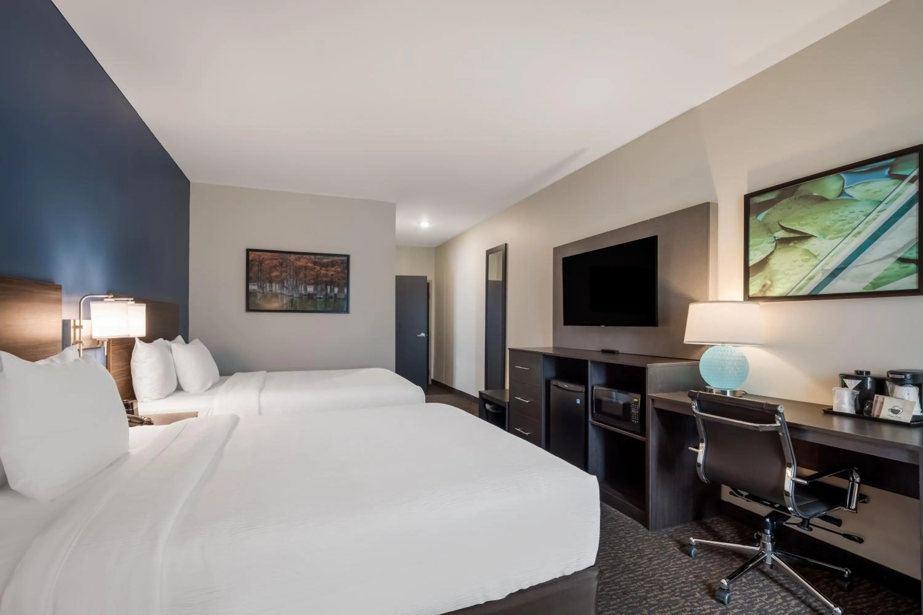 Bed in La Quinta Inn & Suites by Wyndham Sulphur Lake Charles