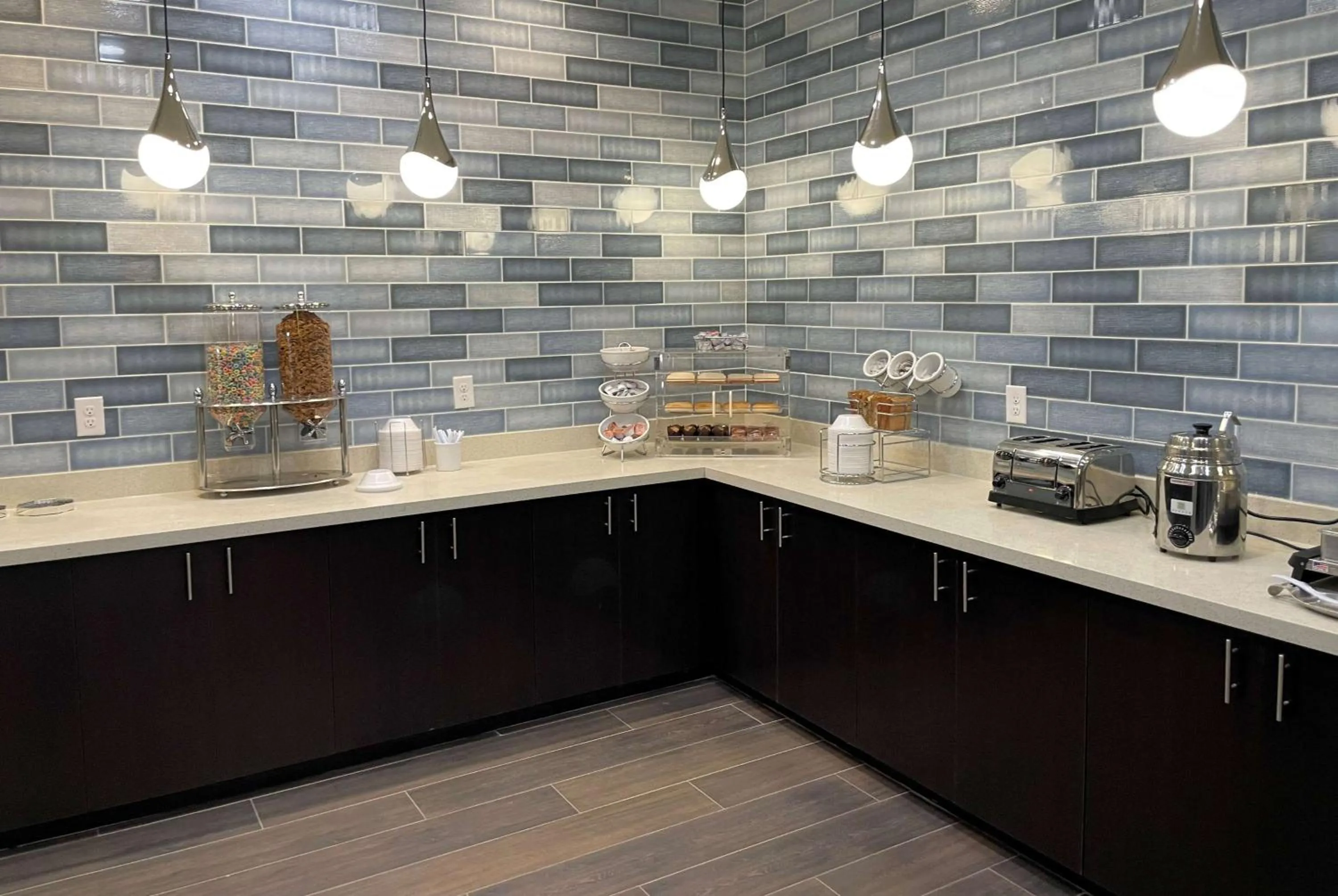 Breakfast in La Quinta Inn & Suites by Wyndham Sulphur Lake Charles