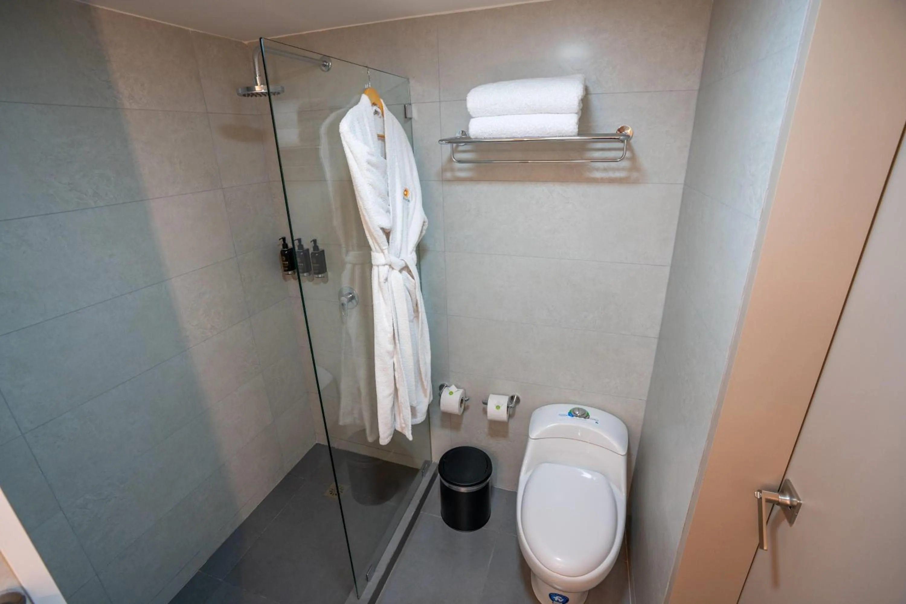 Bathroom in La Quinta by Wyndham Quito