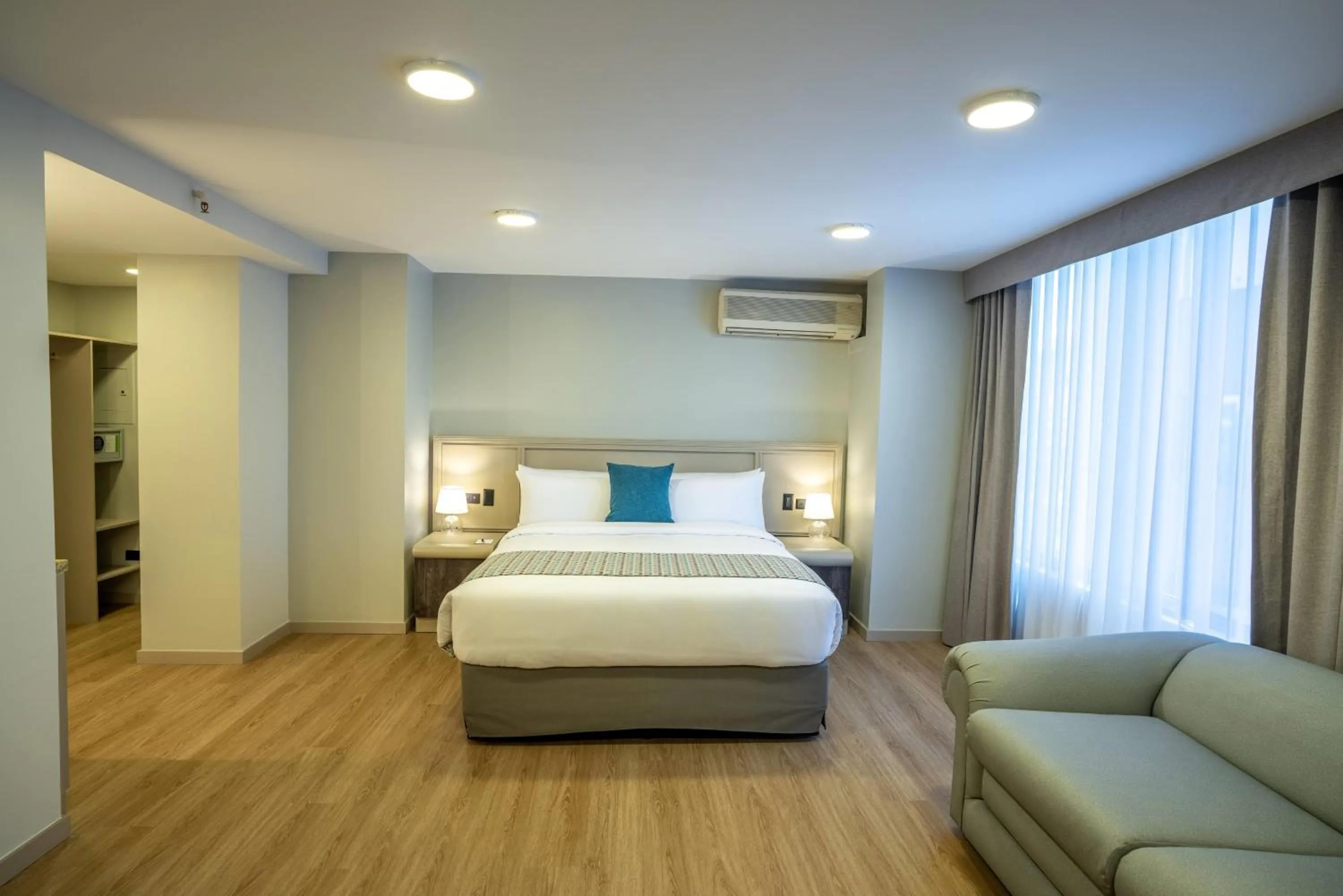 Photo of the whole room, Bed in La Quinta by Wyndham Quito