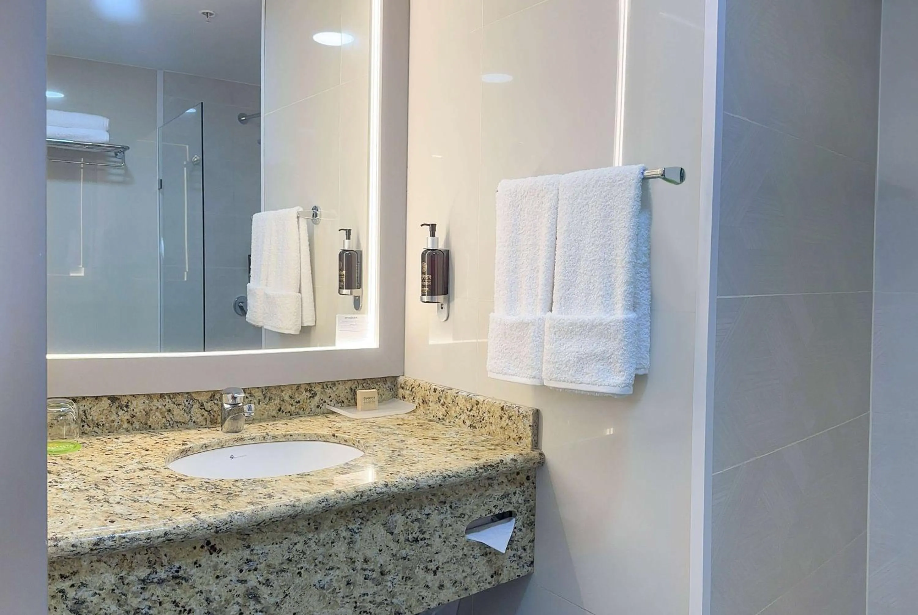 Bathroom in La Quinta by Wyndham Quito