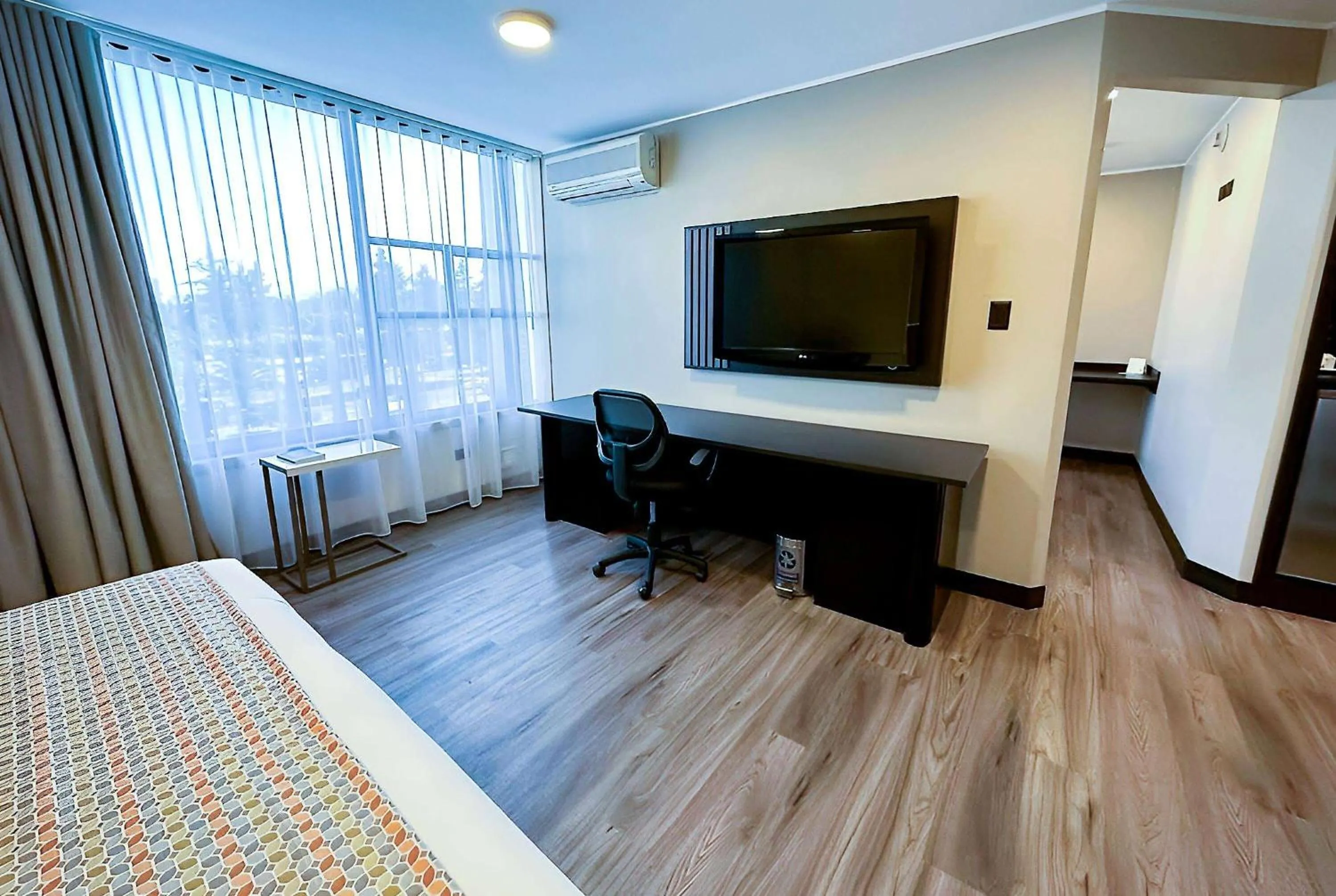 Photo of the whole room, Bed in La Quinta by Wyndham Quito