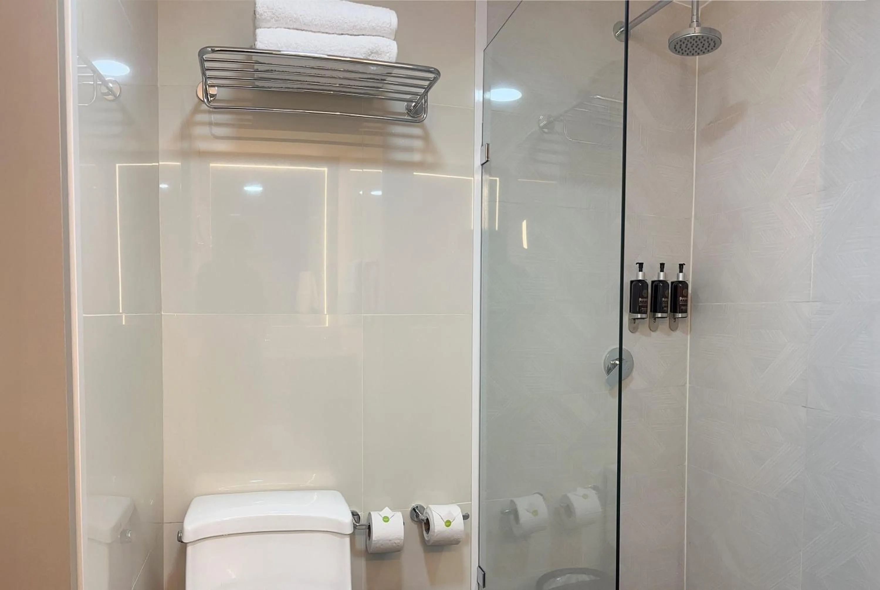 Bathroom in La Quinta by Wyndham Quito