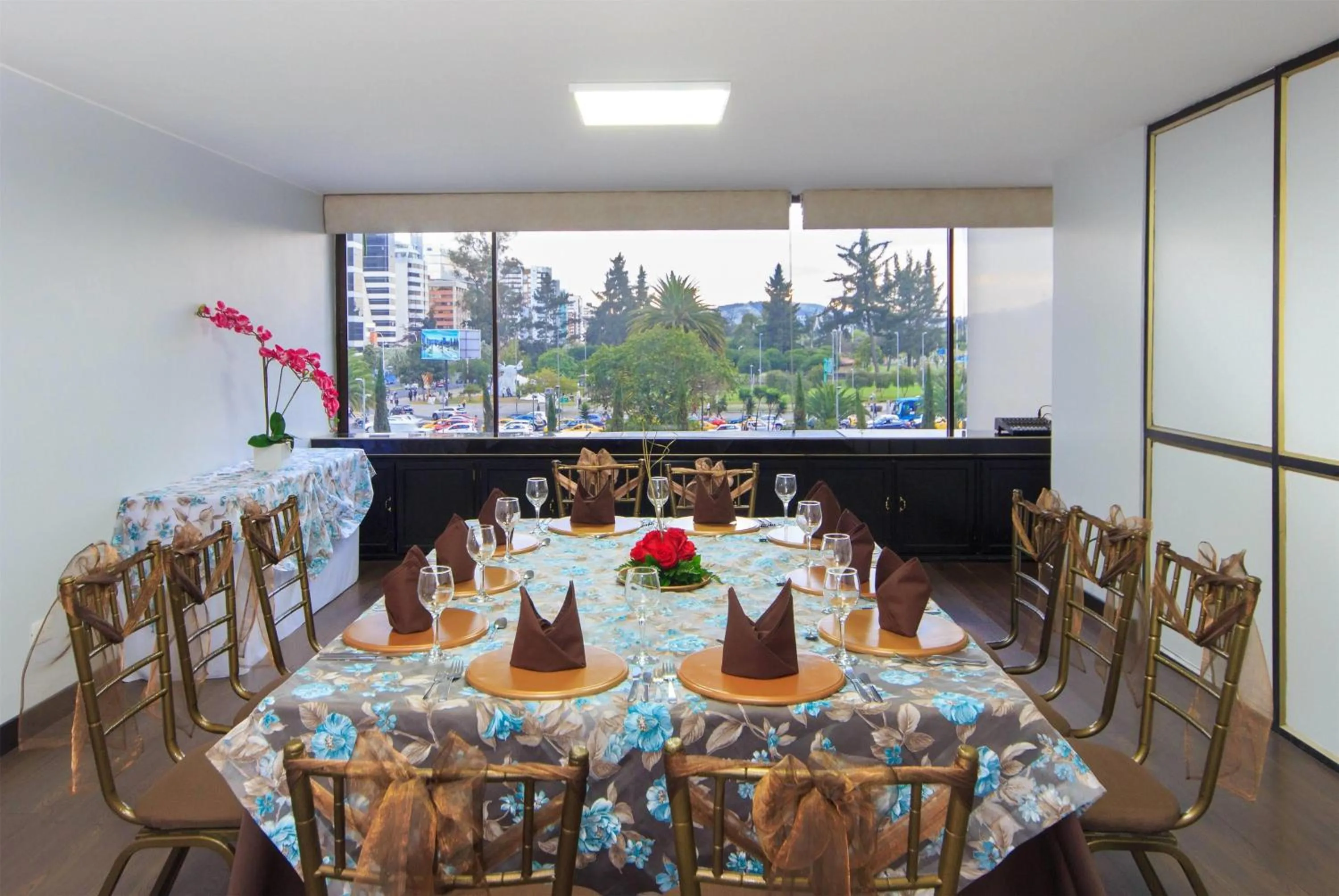 Restaurant/places to eat in La Quinta by Wyndham Quito