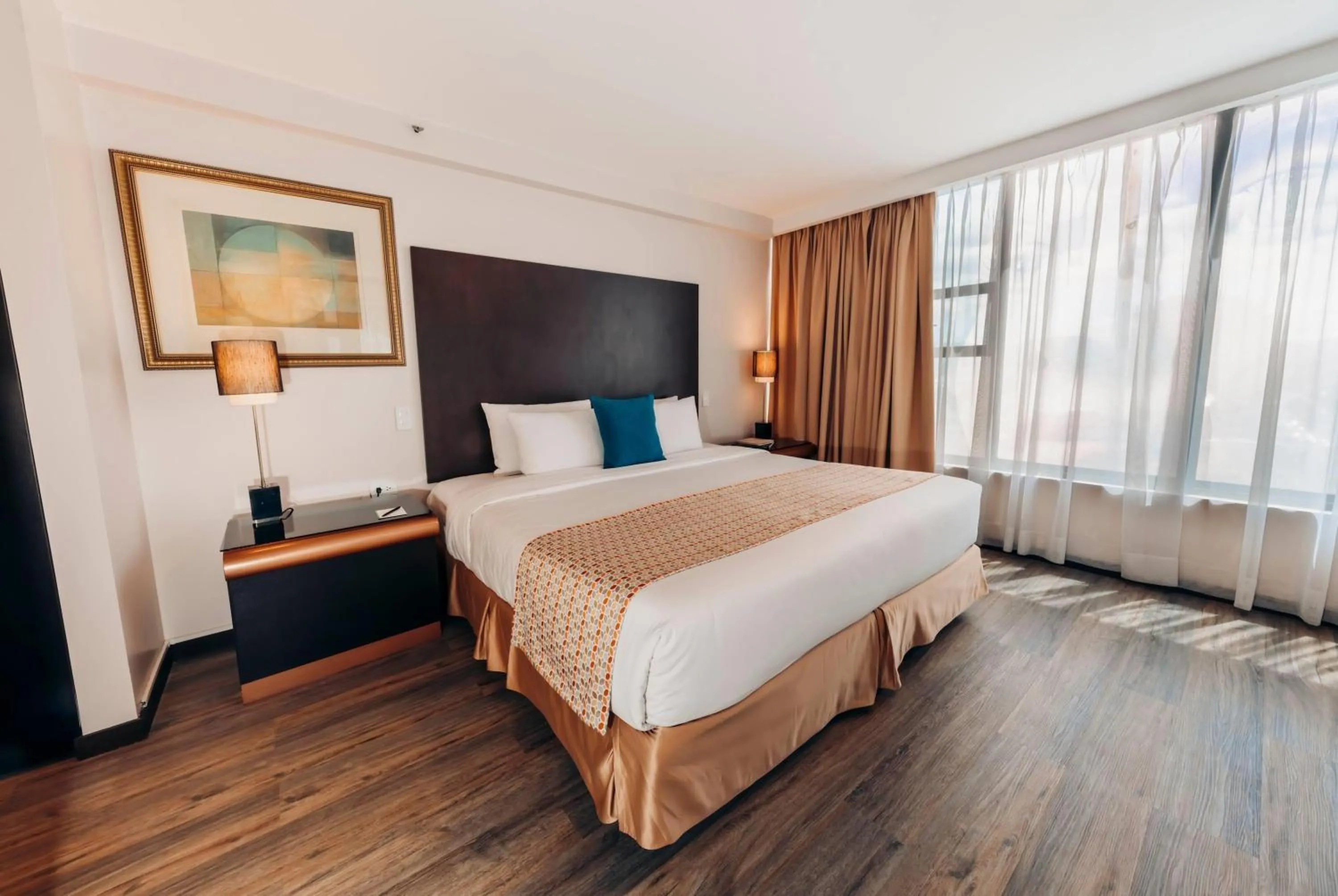 Photo of the whole room, Bed in La Quinta by Wyndham Quito