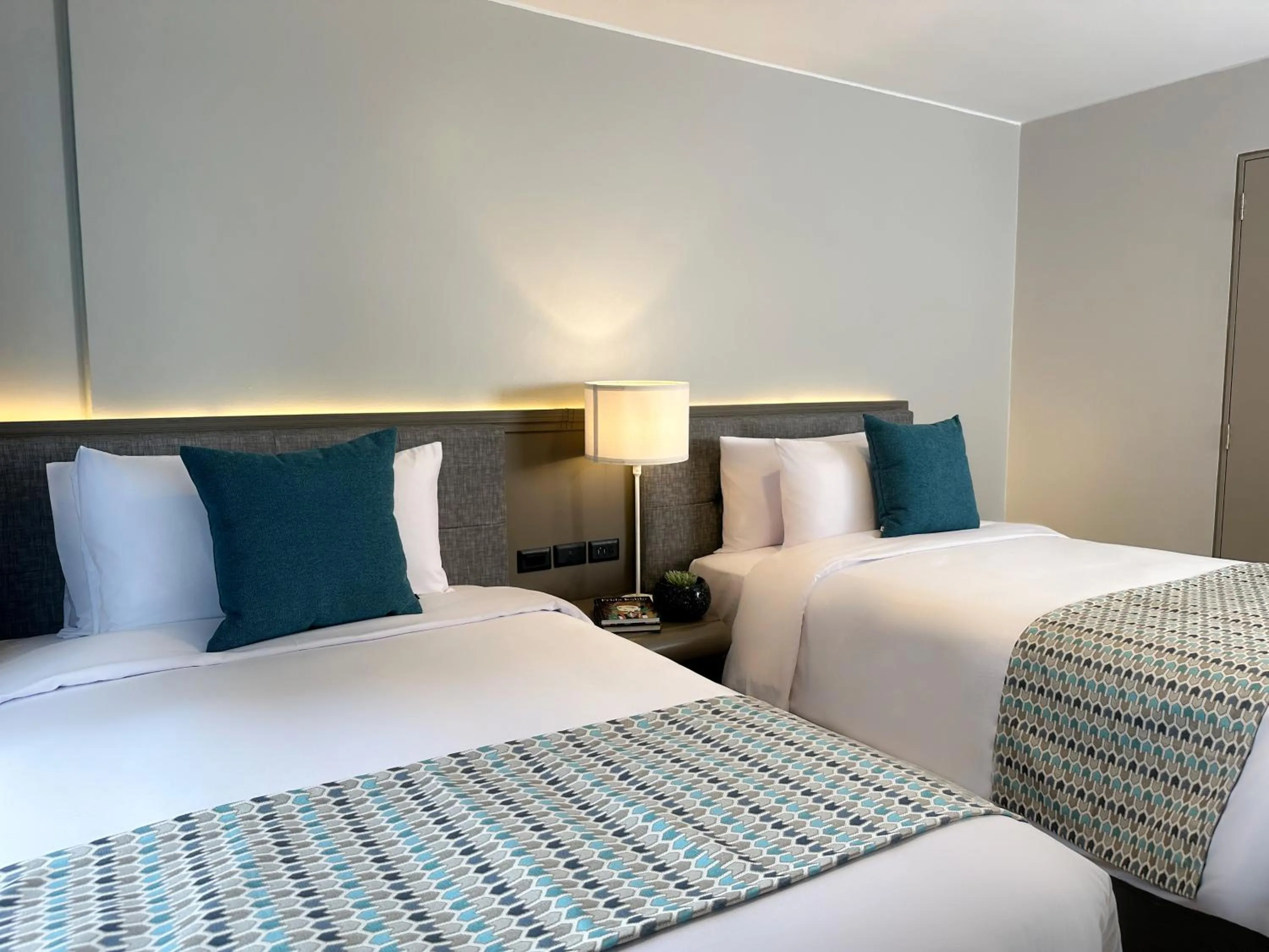 Photo of the whole room, Bed in La Quinta by Wyndham Quito