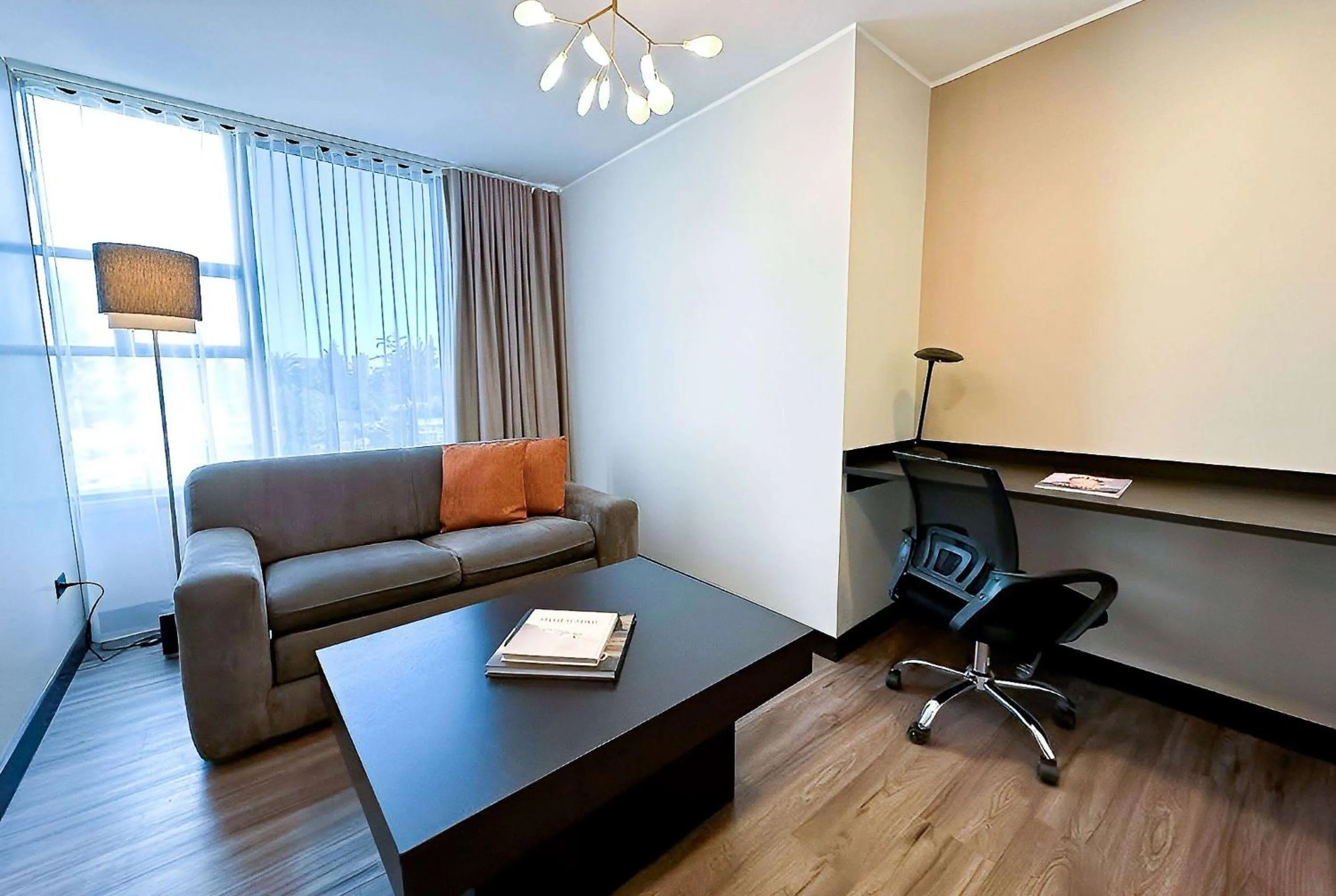 Photo of the whole room in La Quinta by Wyndham Quito