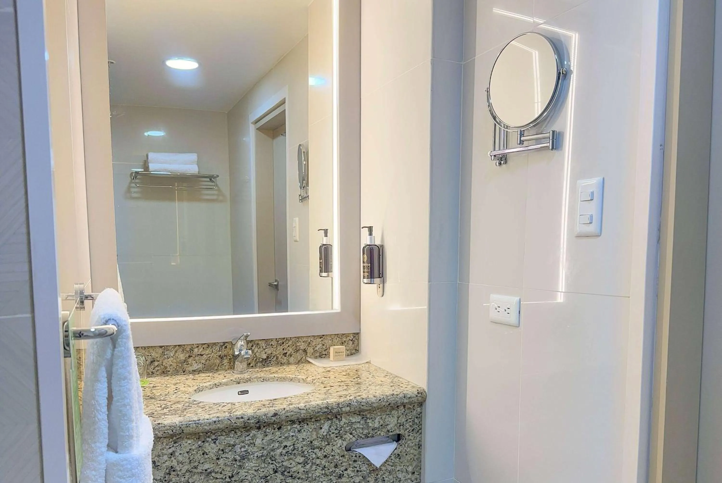 Bathroom in La Quinta by Wyndham Quito