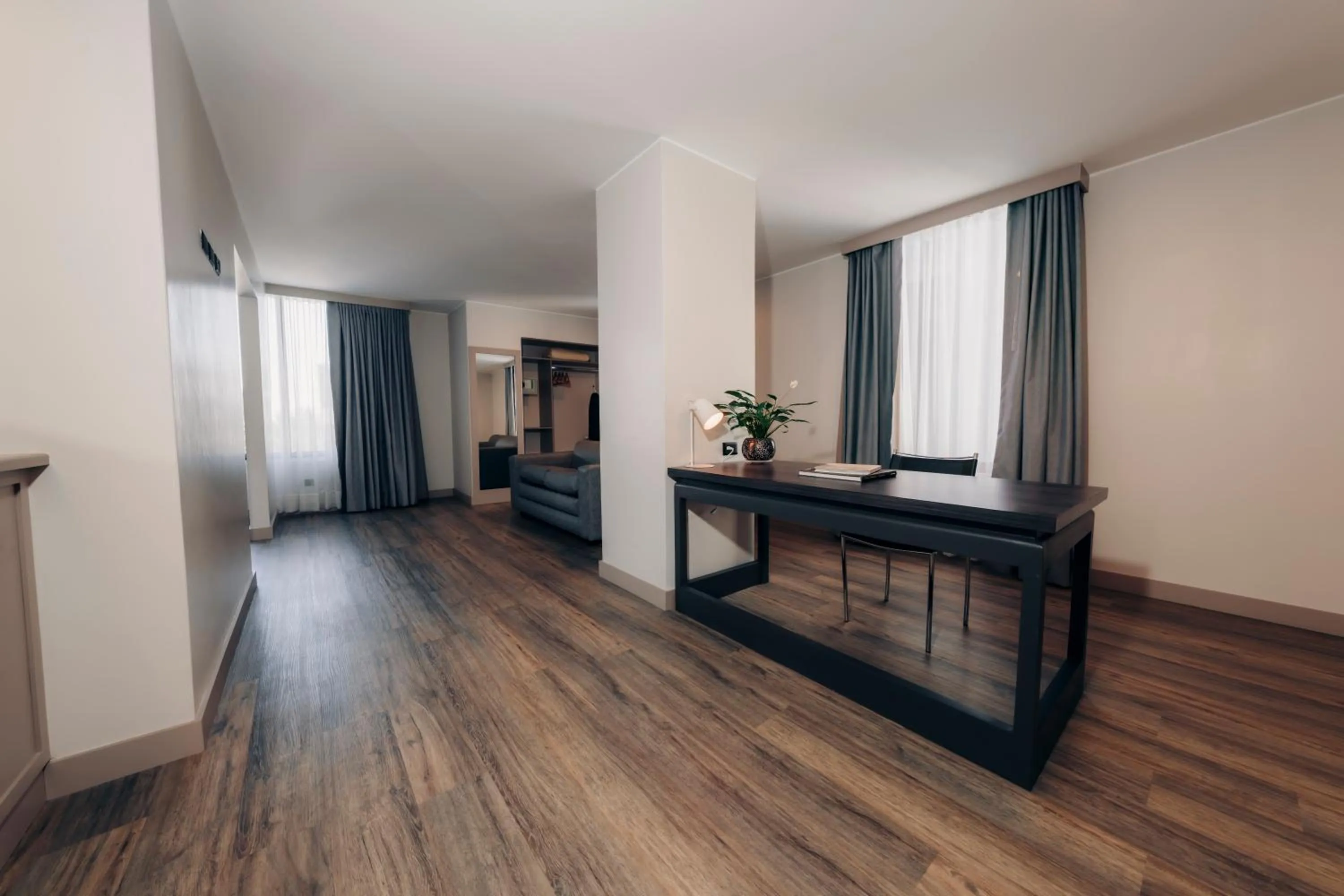 Seating area in La Quinta by Wyndham Quito