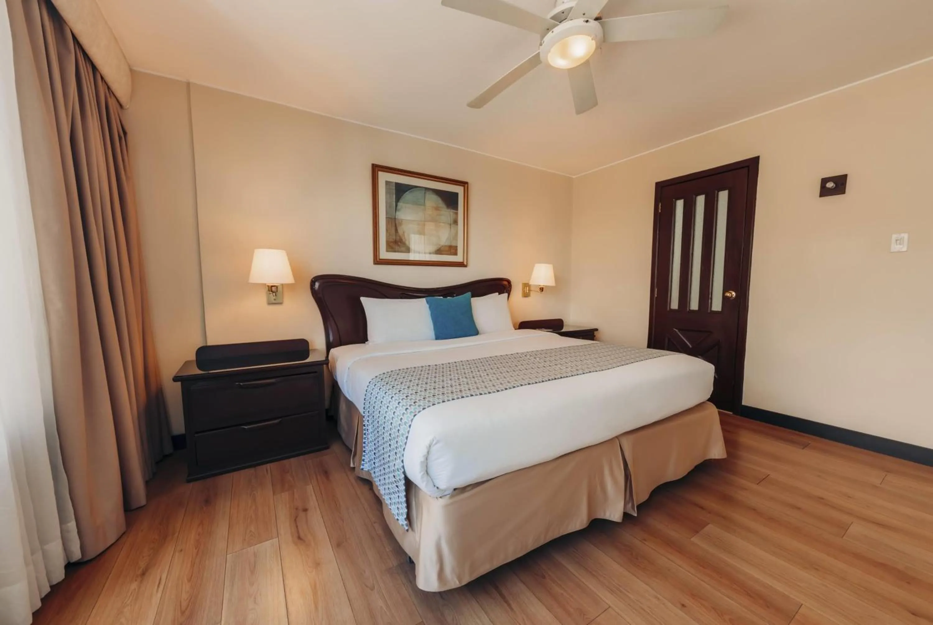 Photo of the whole room, Bed in La Quinta by Wyndham Quito