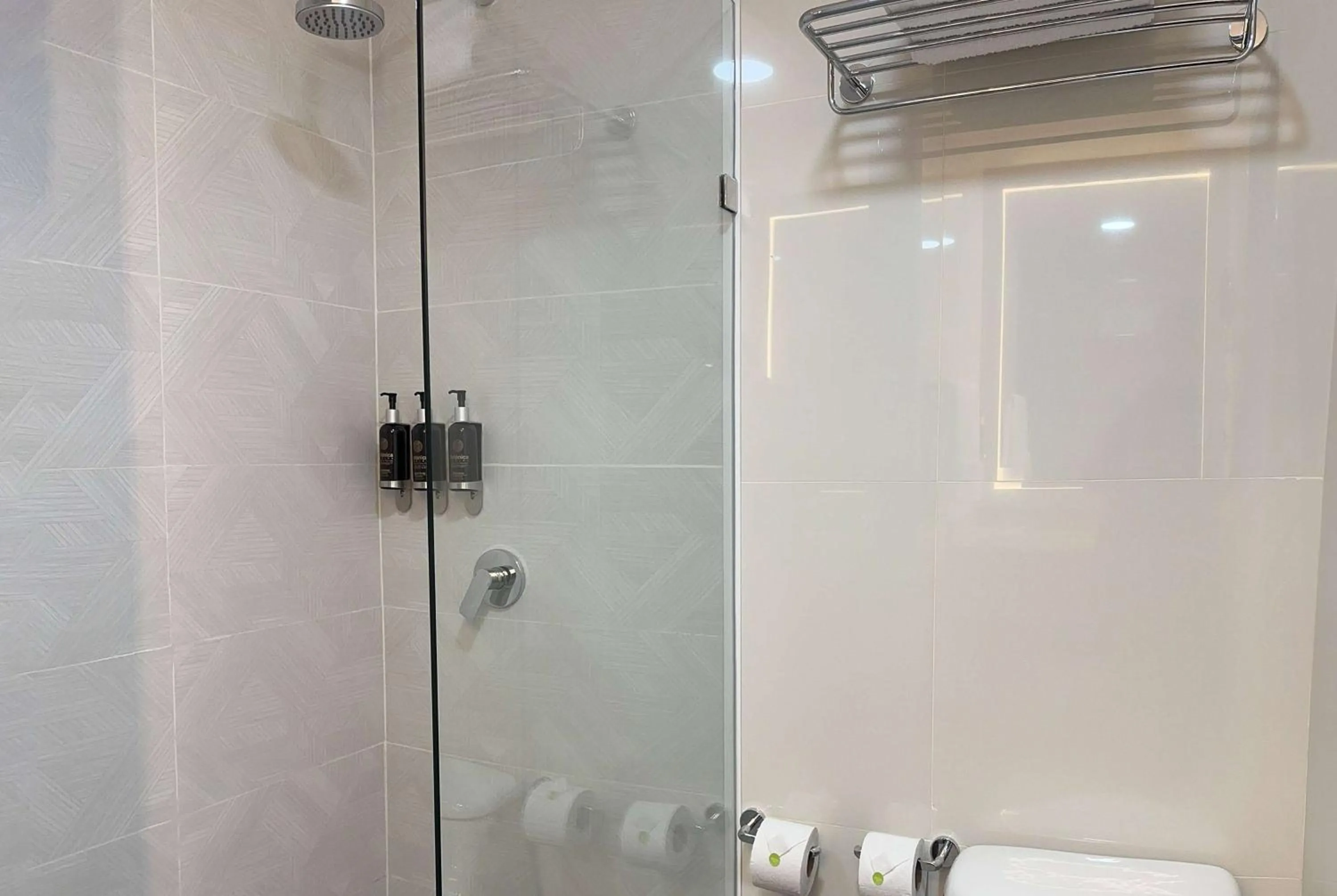 Bathroom in La Quinta by Wyndham Quito