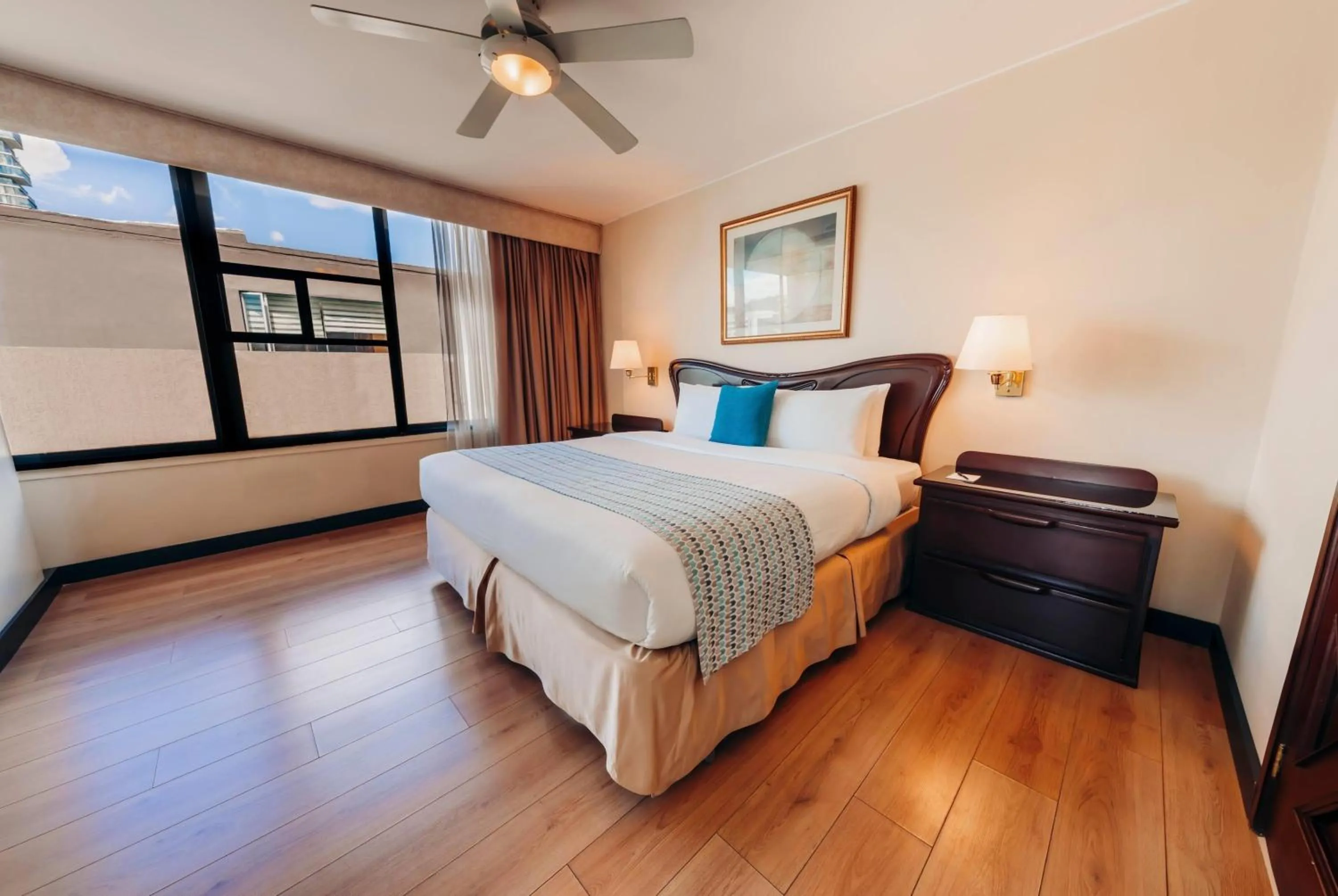 Photo of the whole room, Bed in La Quinta by Wyndham Quito