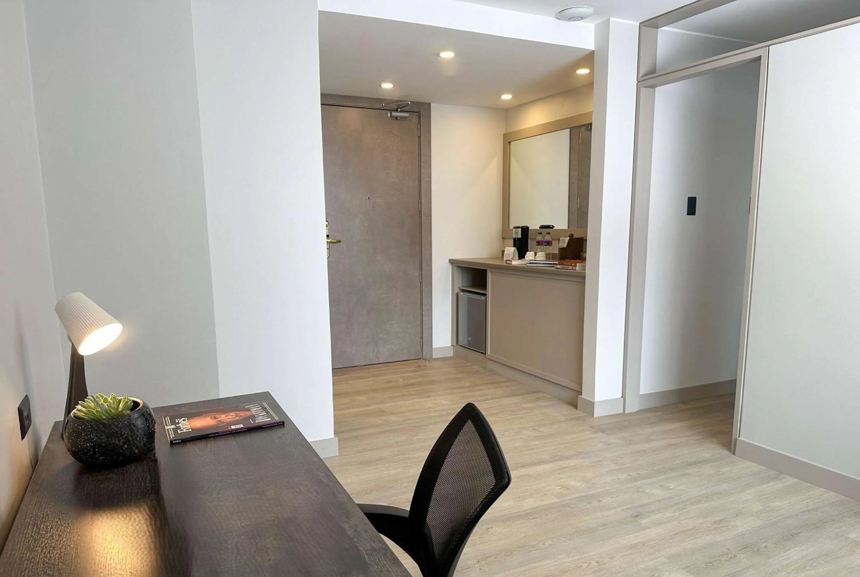 Photo of the whole room in La Quinta by Wyndham Quito