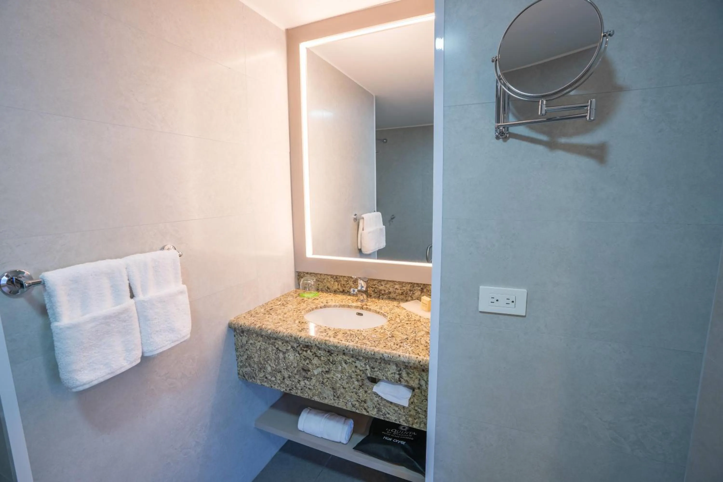 Bathroom in La Quinta by Wyndham Quito