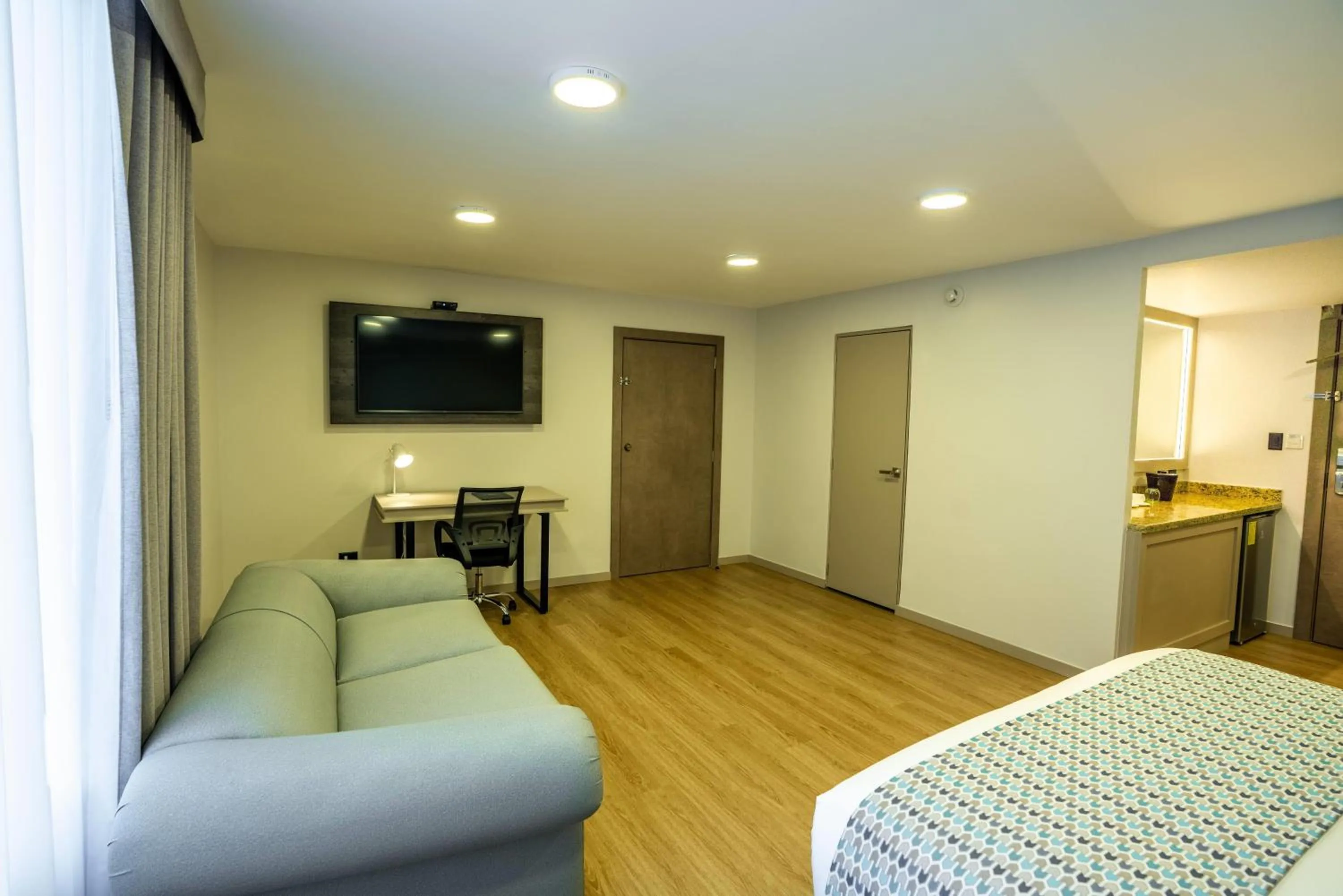 Photo of the whole room in La Quinta by Wyndham Quito