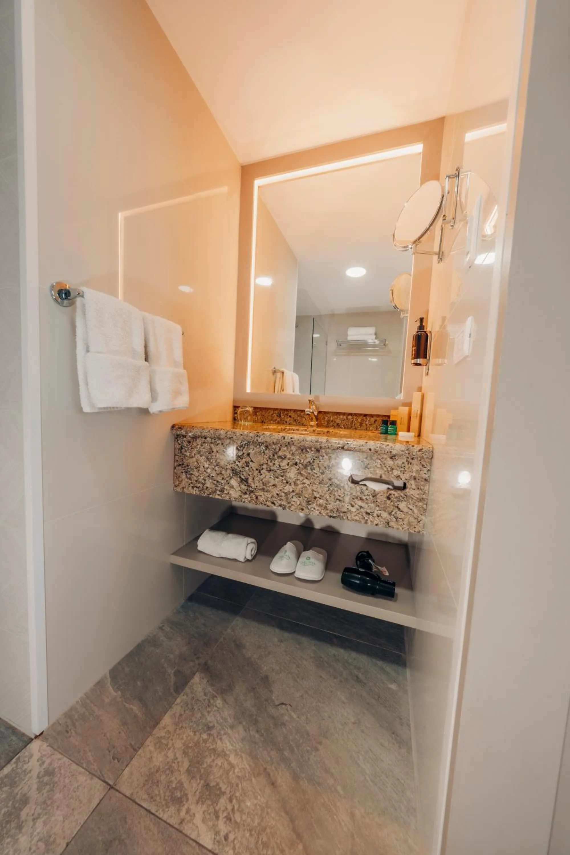 Bathroom in La Quinta by Wyndham Quito