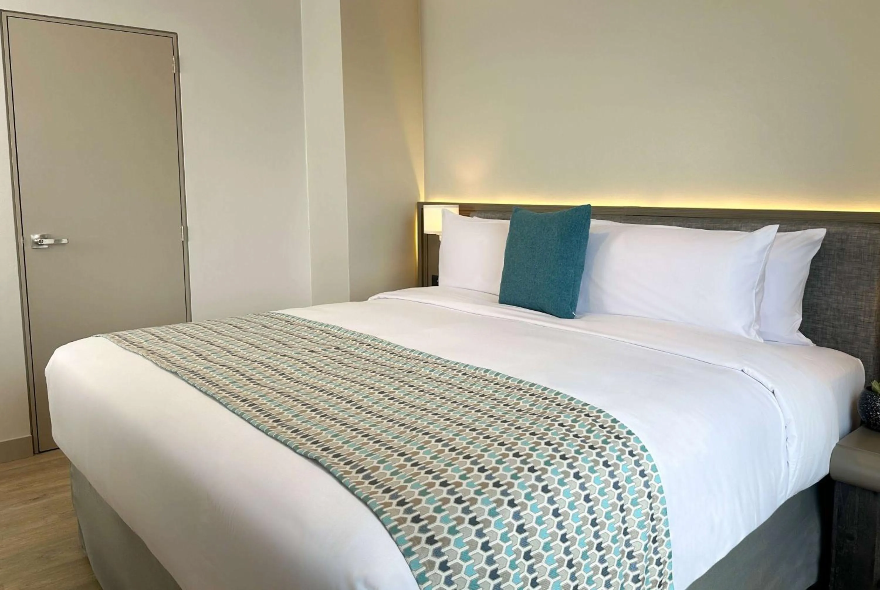 Photo of the whole room, Bed in La Quinta by Wyndham Quito