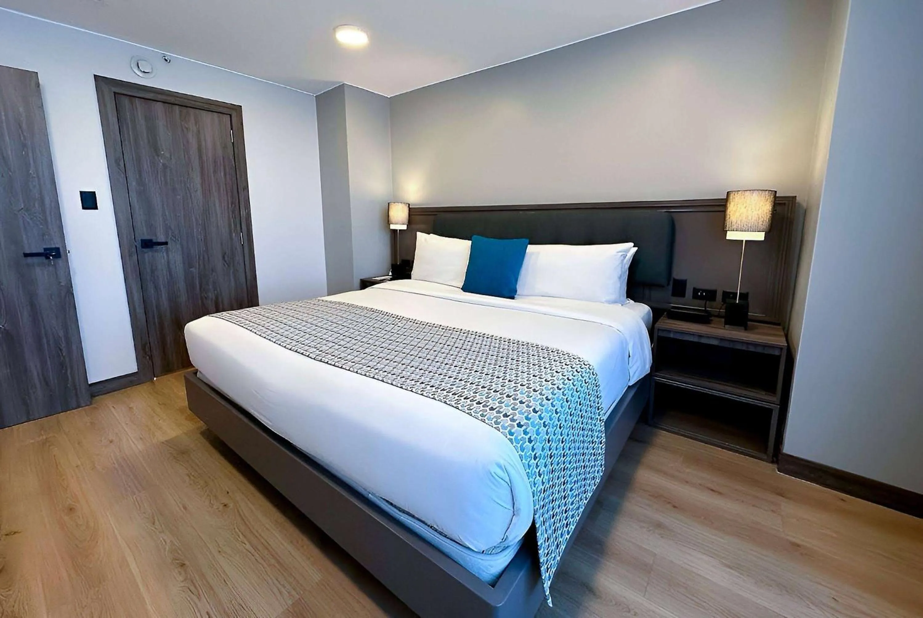 Photo of the whole room, Bed in La Quinta by Wyndham Quito