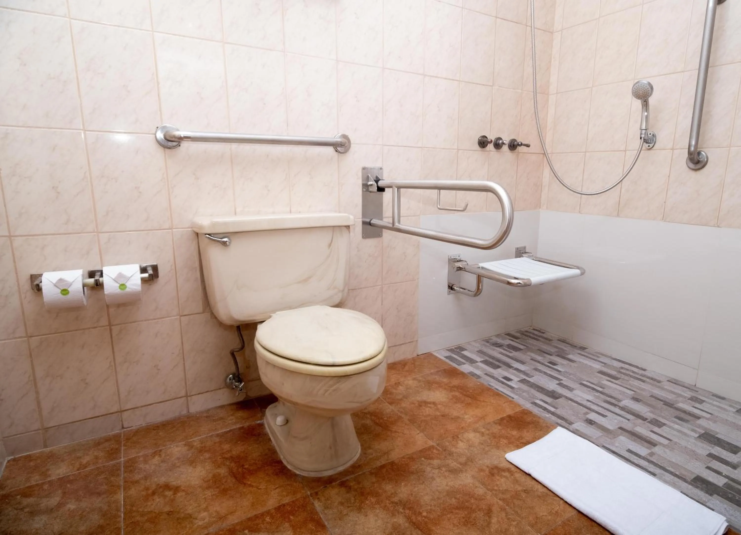 Bathroom in La Quinta by Wyndham Quito