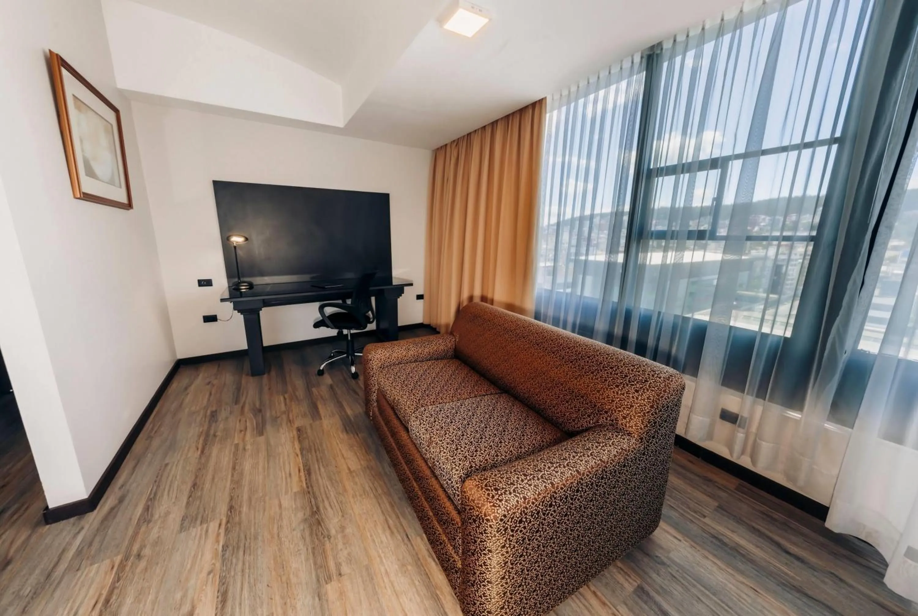 Photo of the whole room in La Quinta by Wyndham Quito