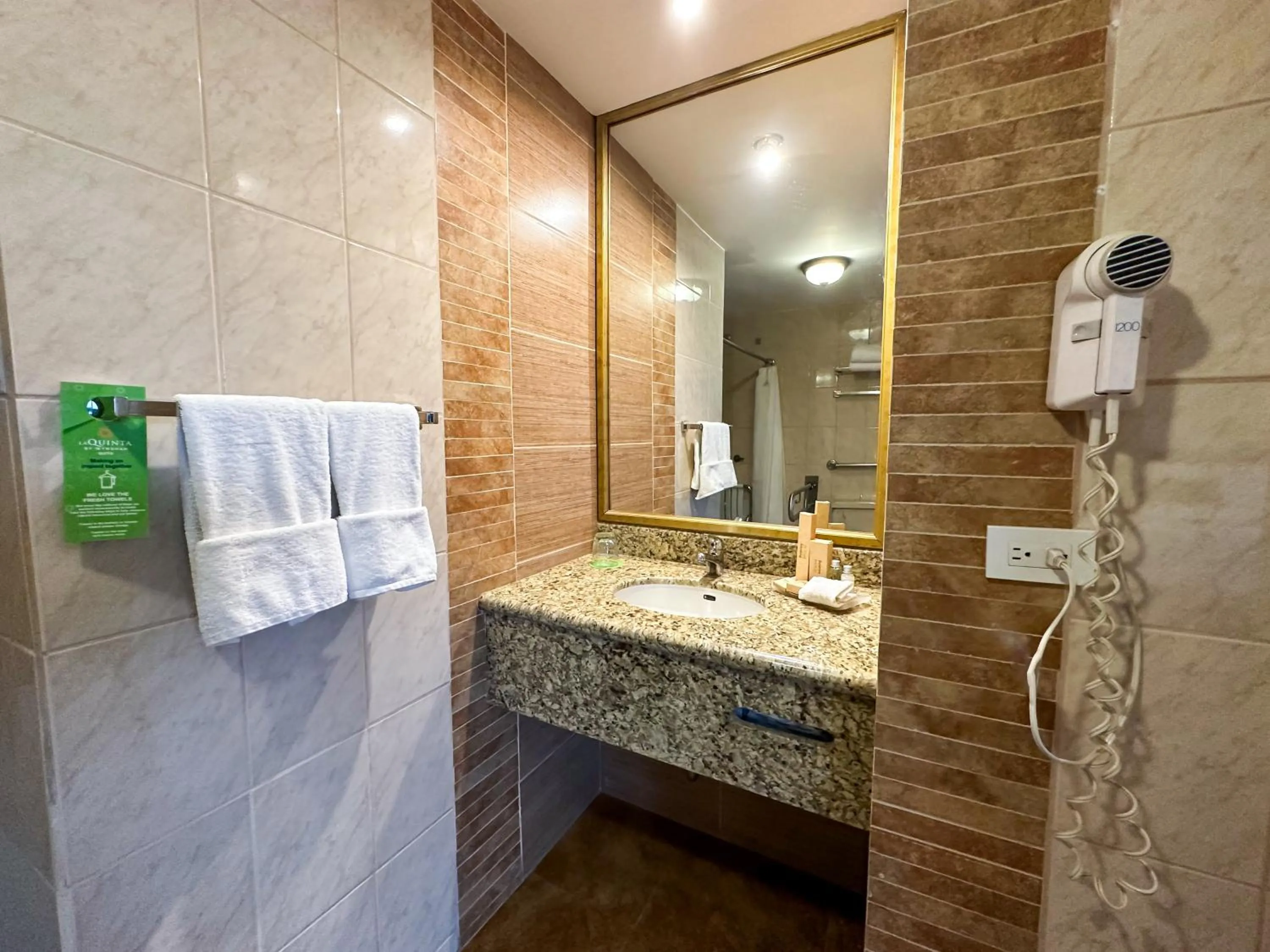 Bathroom in La Quinta by Wyndham Quito