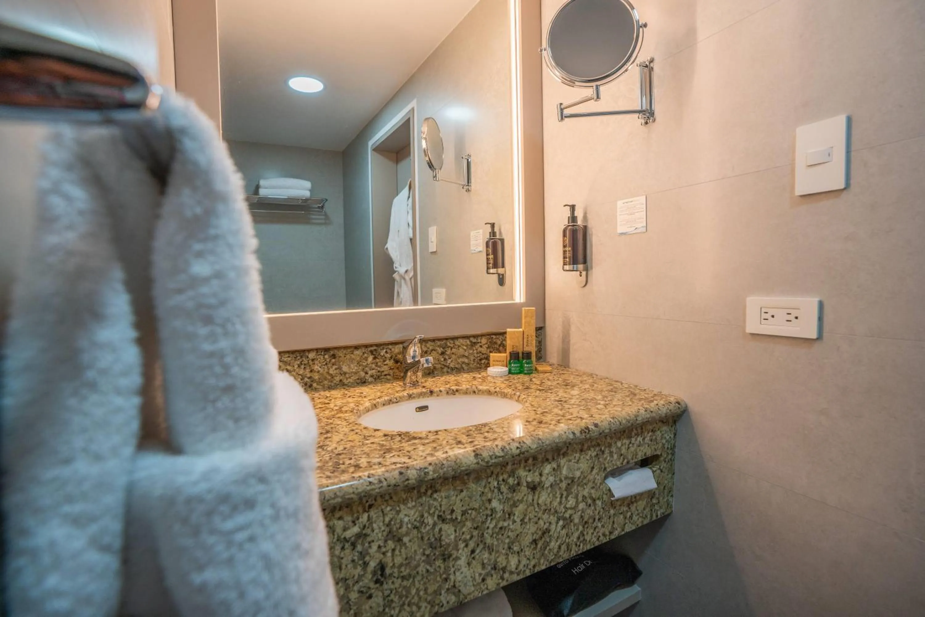 Bathroom in La Quinta by Wyndham Quito