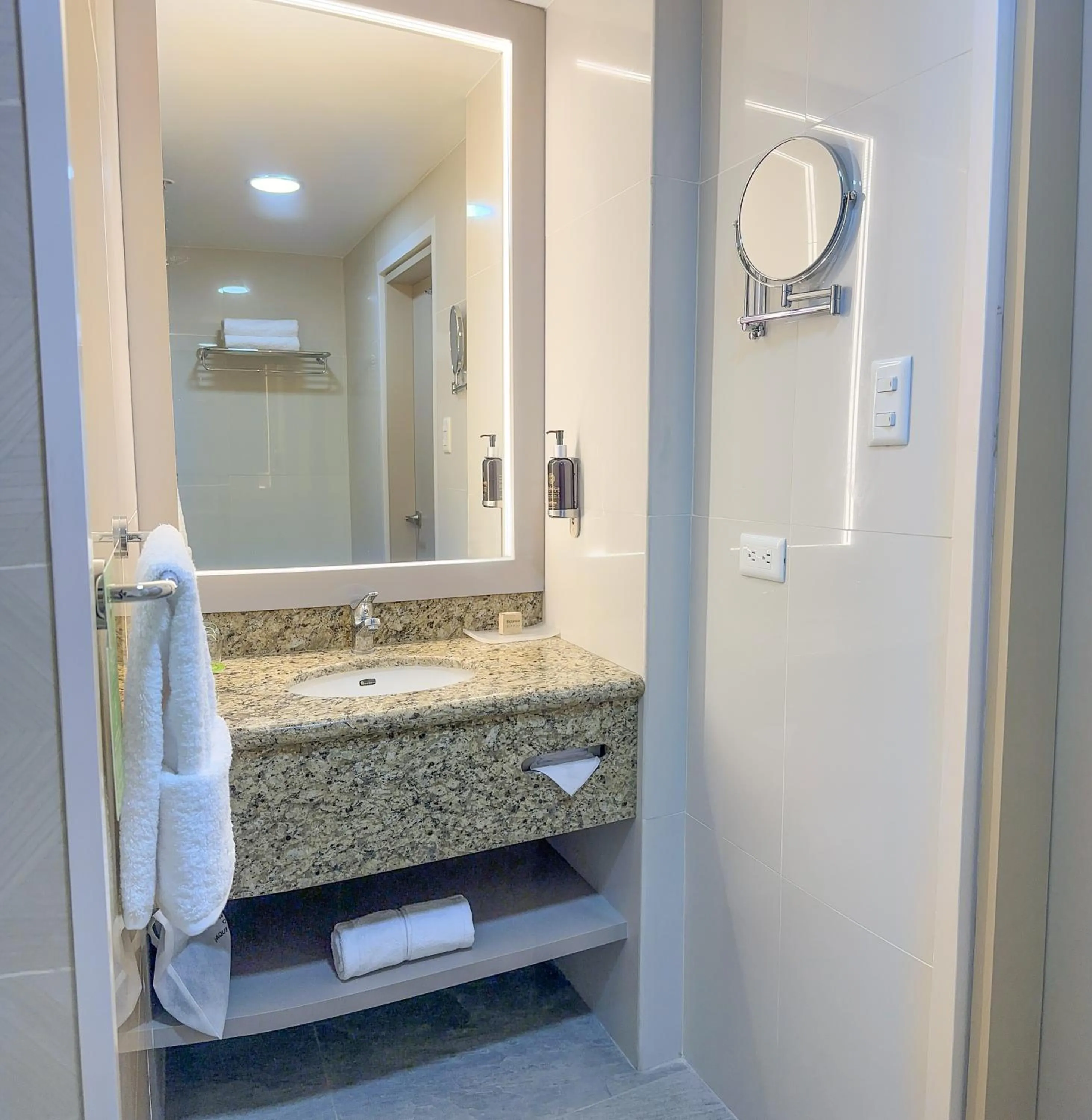 Bathroom in La Quinta by Wyndham Quito