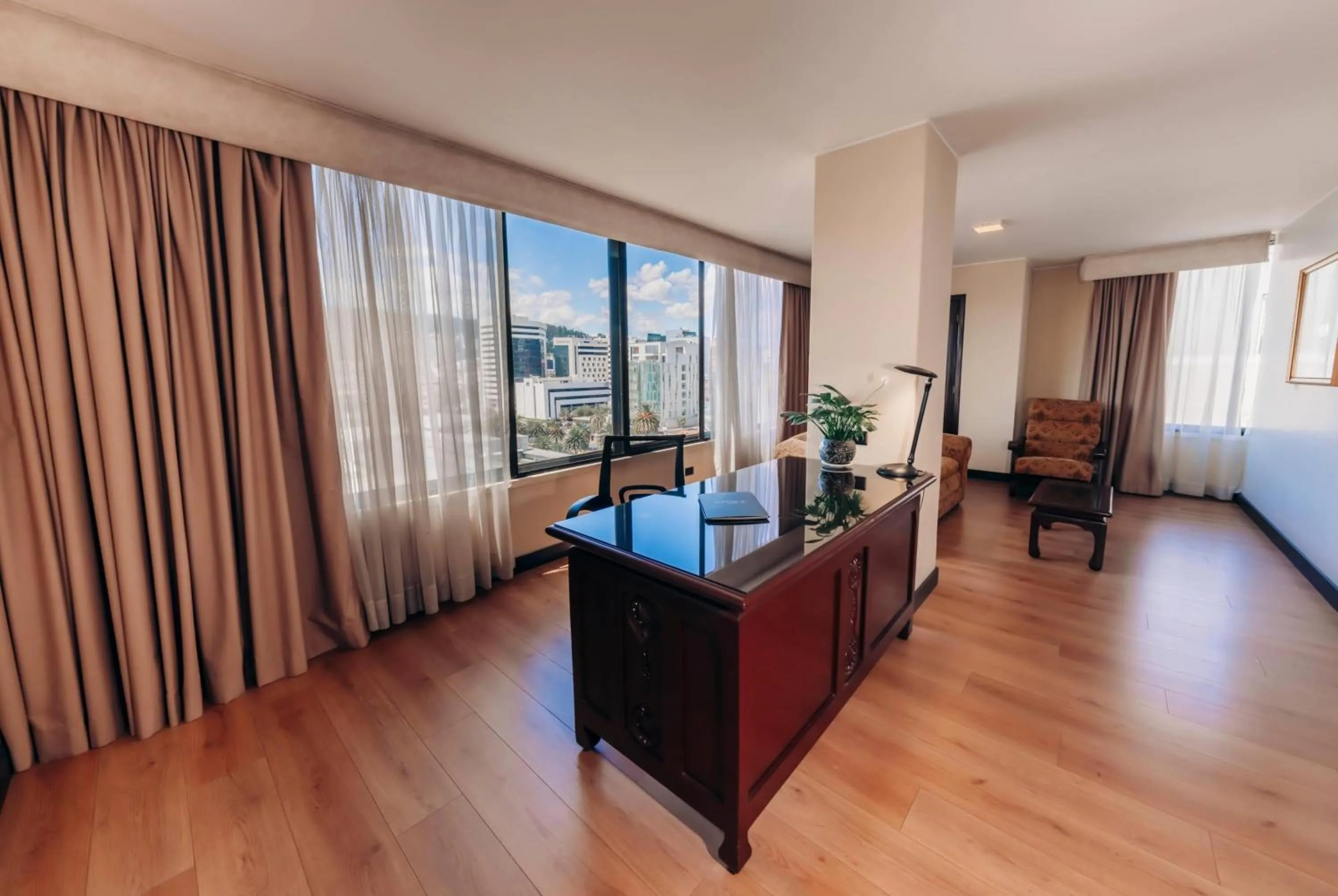 Photo of the whole room in La Quinta by Wyndham Quito