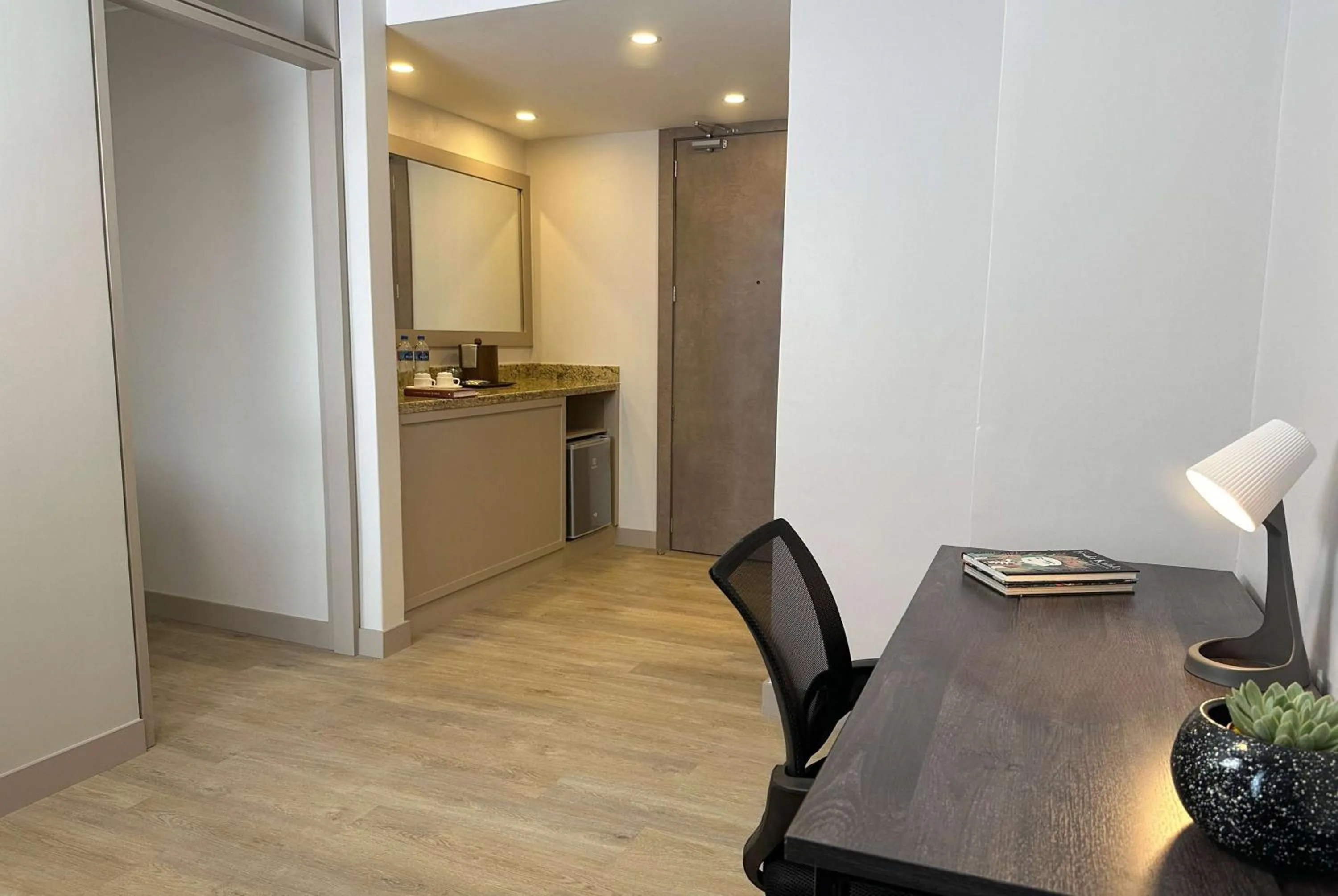 Photo of the whole room in La Quinta by Wyndham Quito