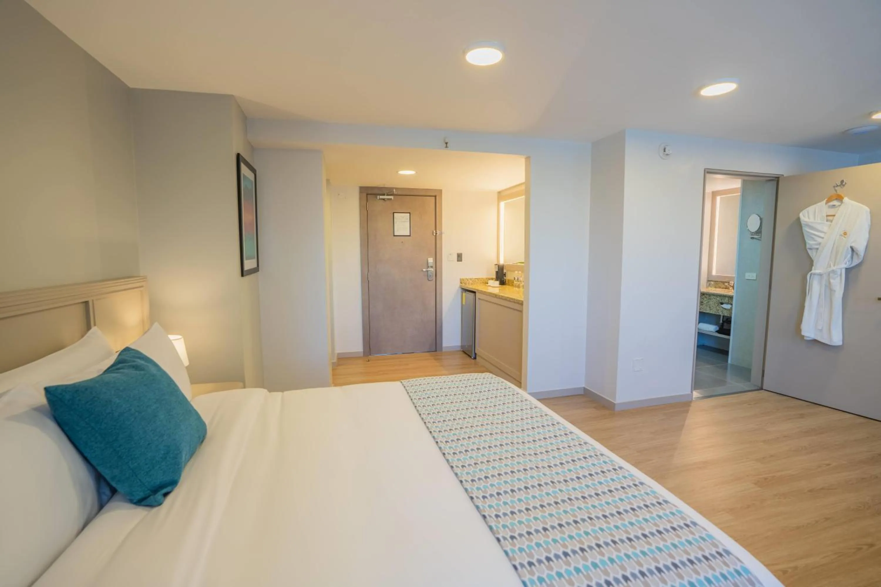 Photo of the whole room, Bed in La Quinta by Wyndham Quito