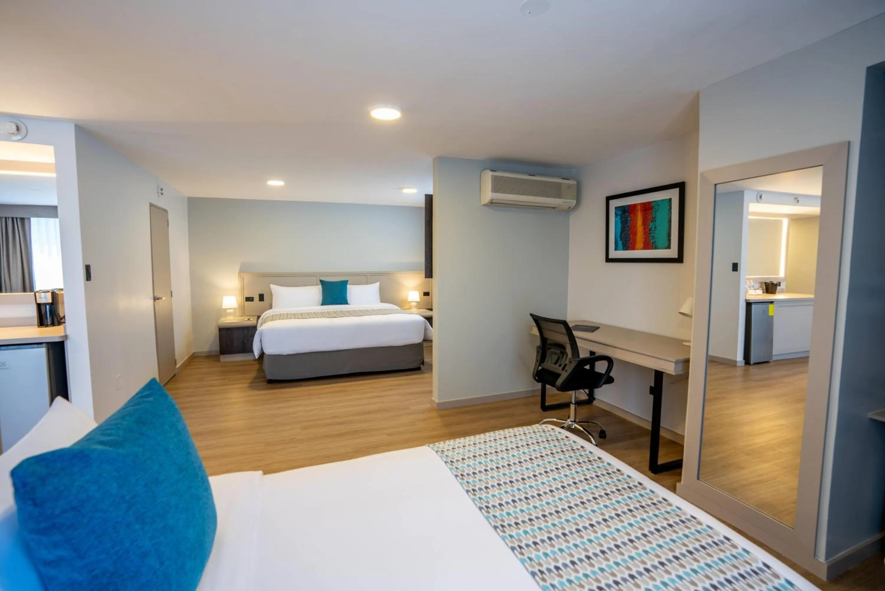 Photo of the whole room, Bed in La Quinta by Wyndham Quito