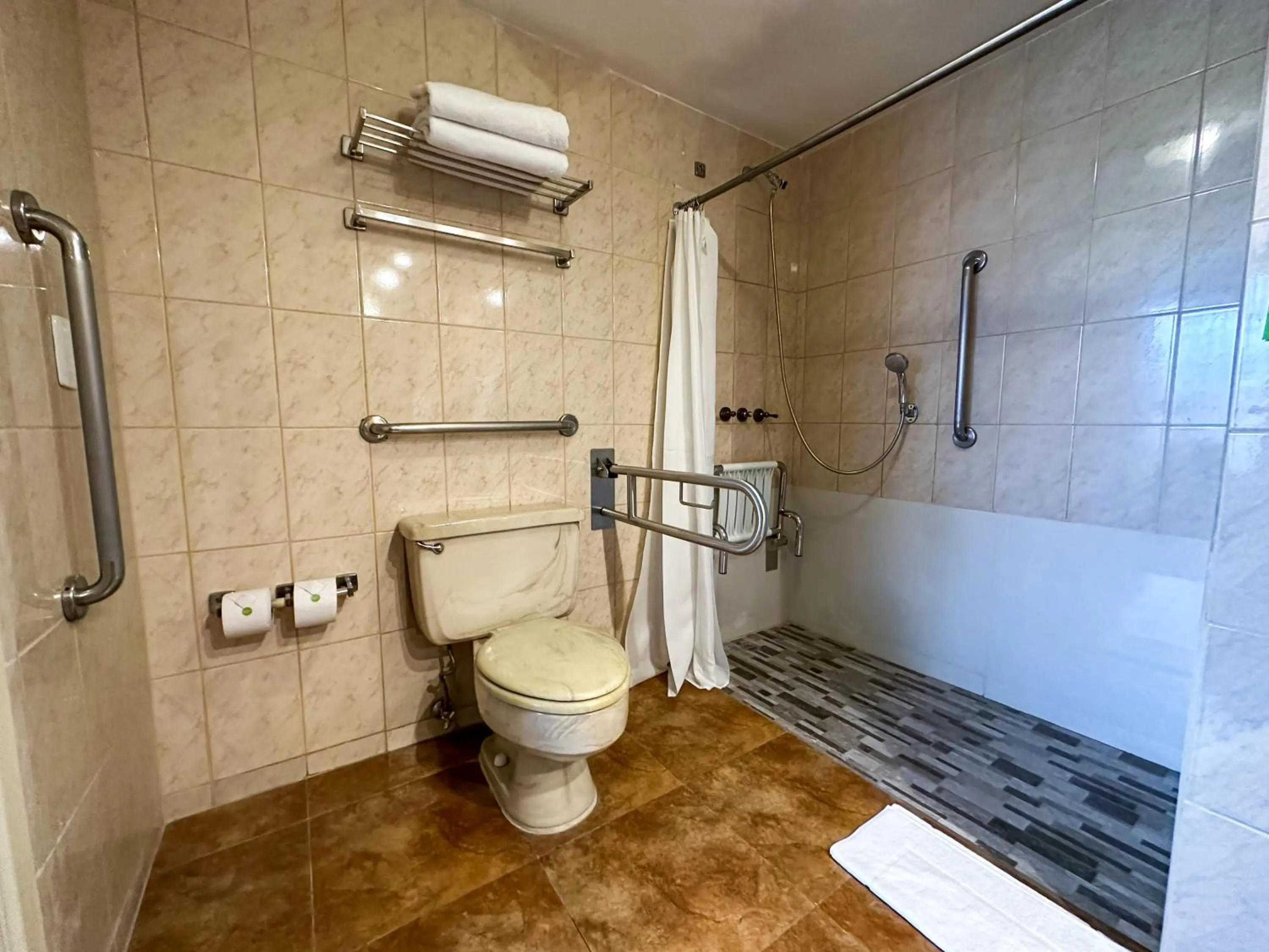 Bathroom in La Quinta by Wyndham Quito