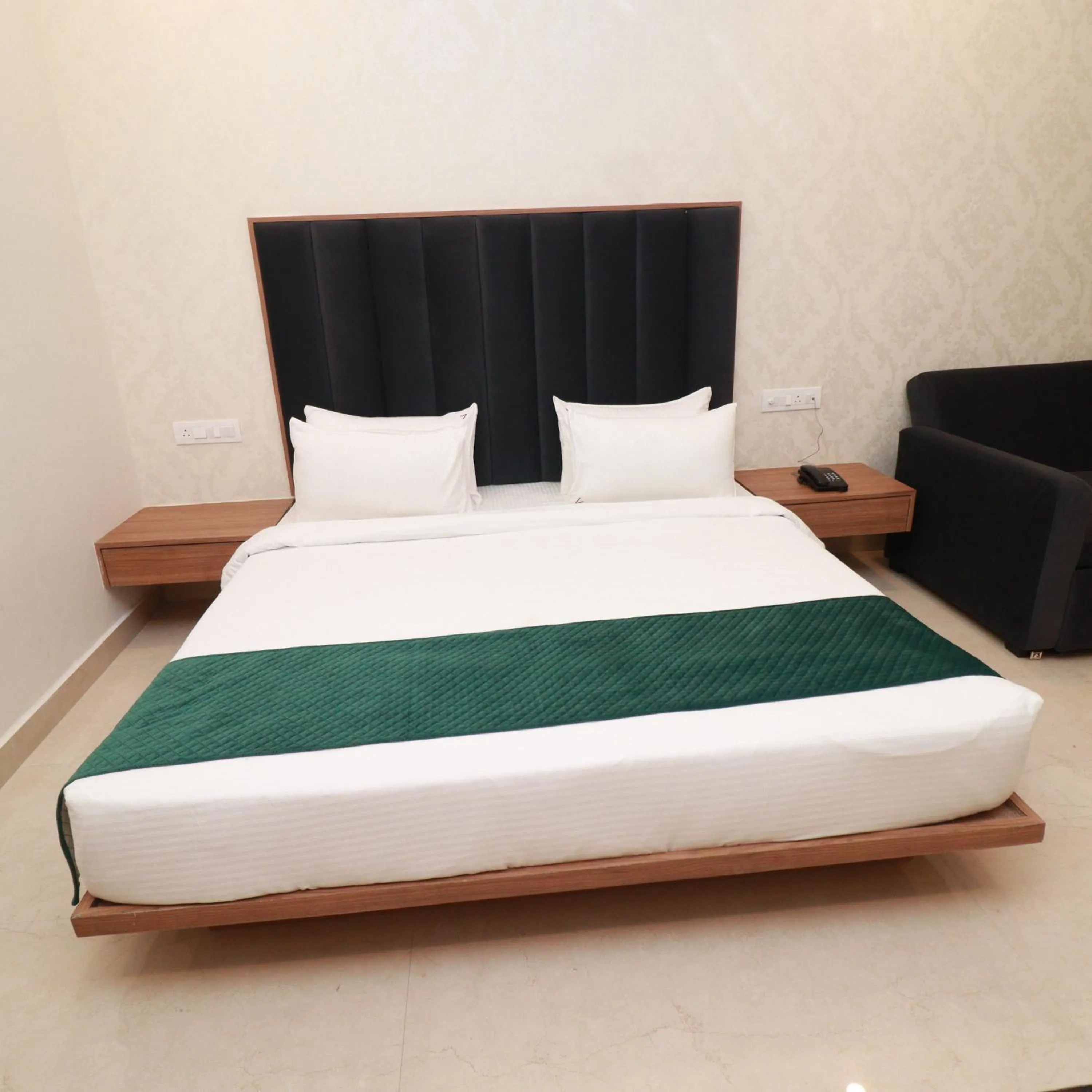 Bed in 7 VACHAN LAWNS AND BANQUET