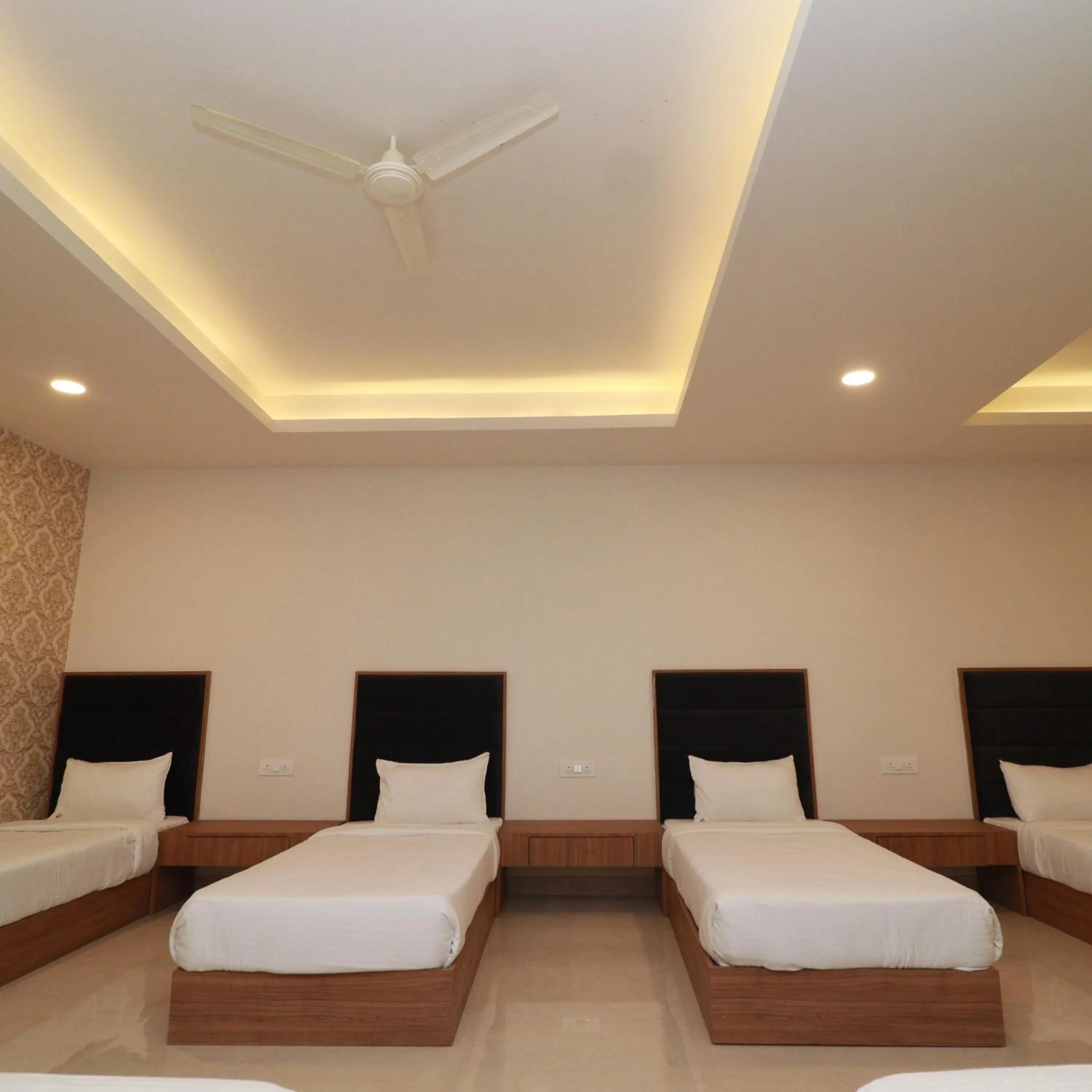 Bed in 7 VACHAN LAWNS AND BANQUET