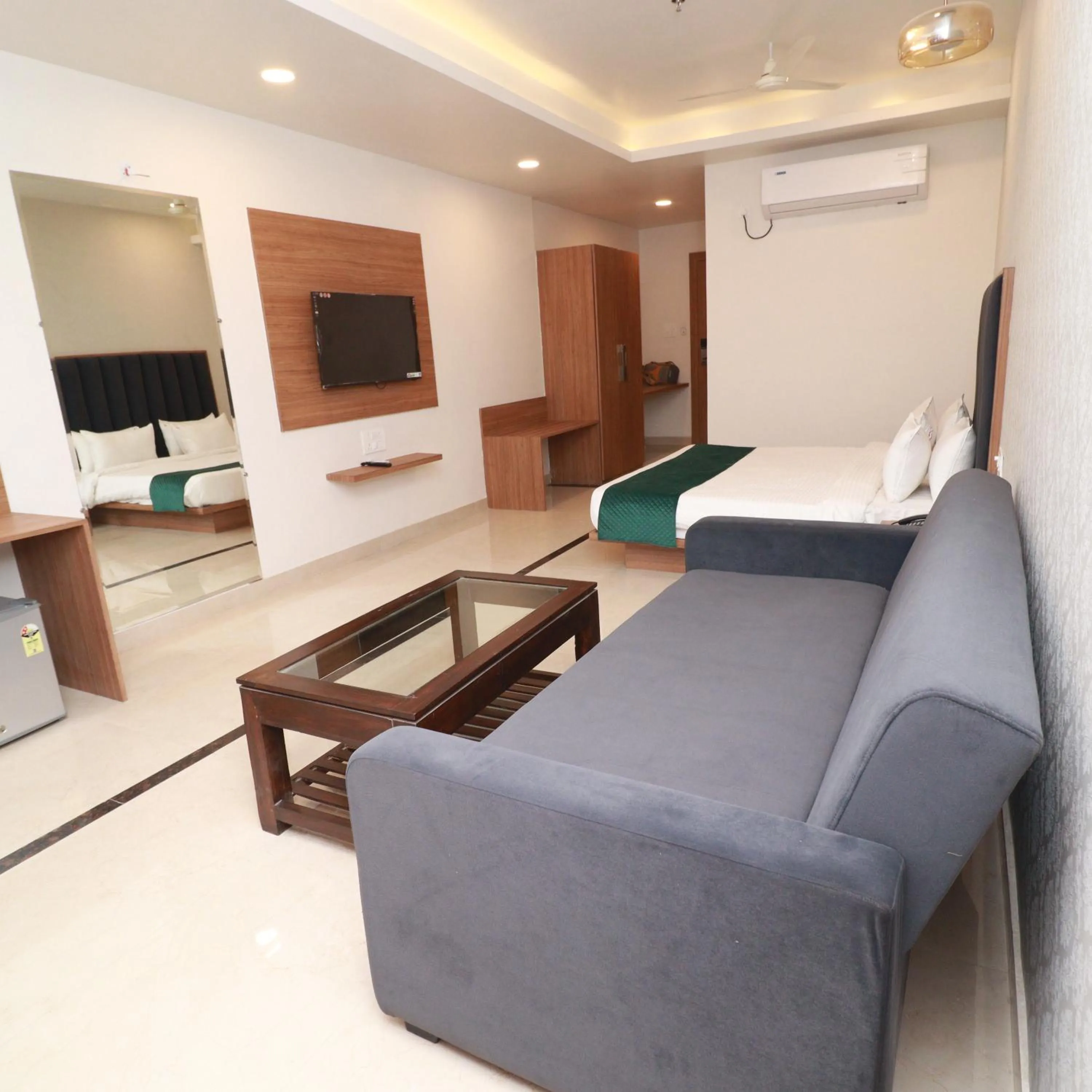 Bedroom, Bed in 7 VACHAN LAWNS AND BANQUET