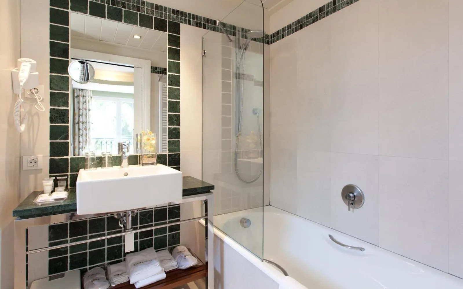 Bathroom in Hotel MR Les Rotes