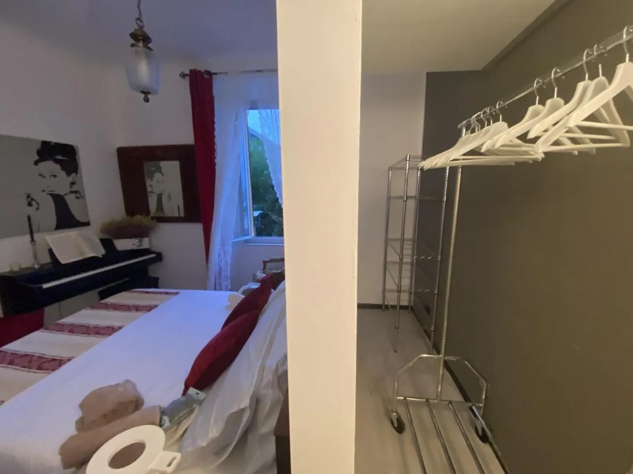 Photo of the whole room, Bed in A4