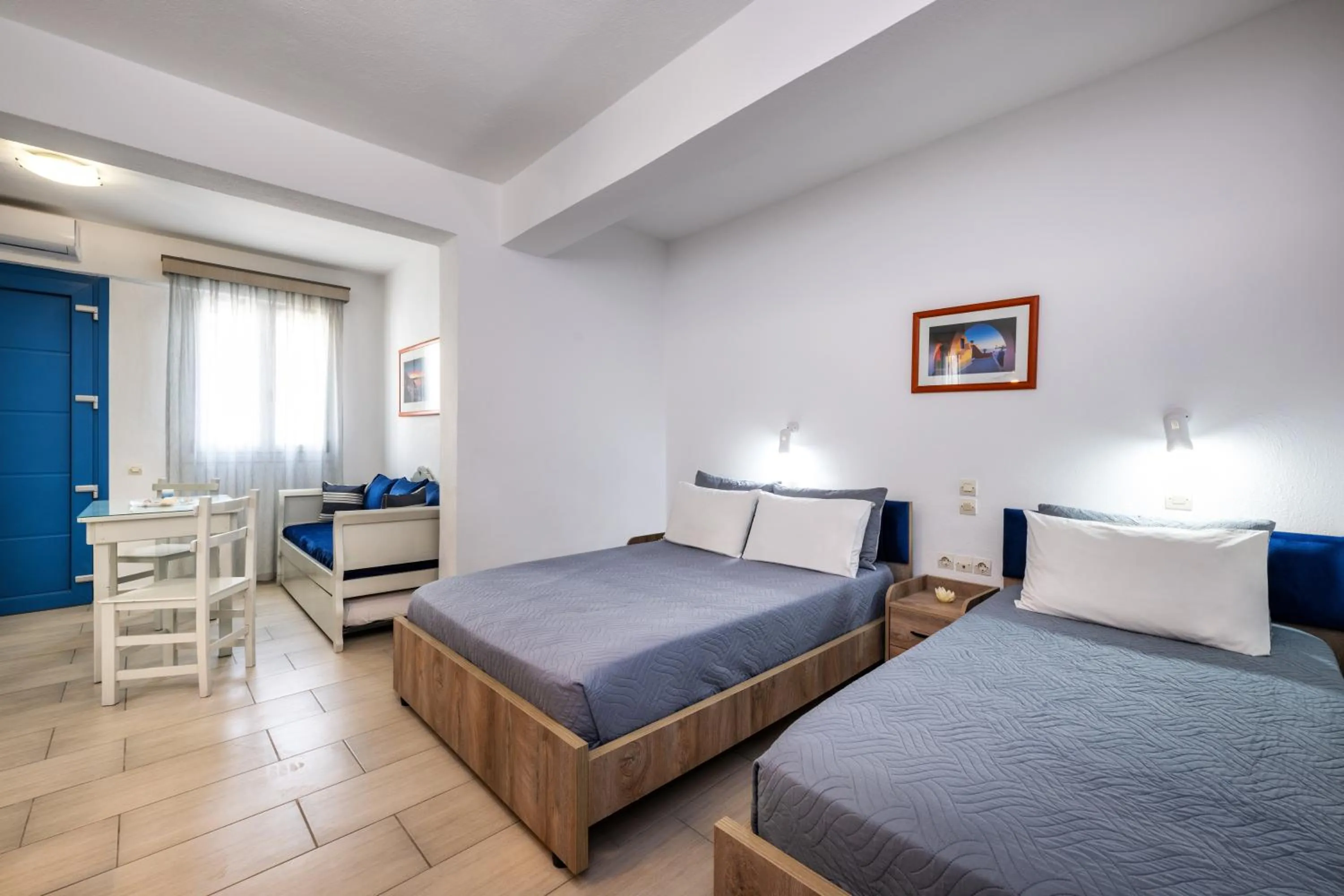 Photo of the whole room, Bed in Honeymoon Beach Studios