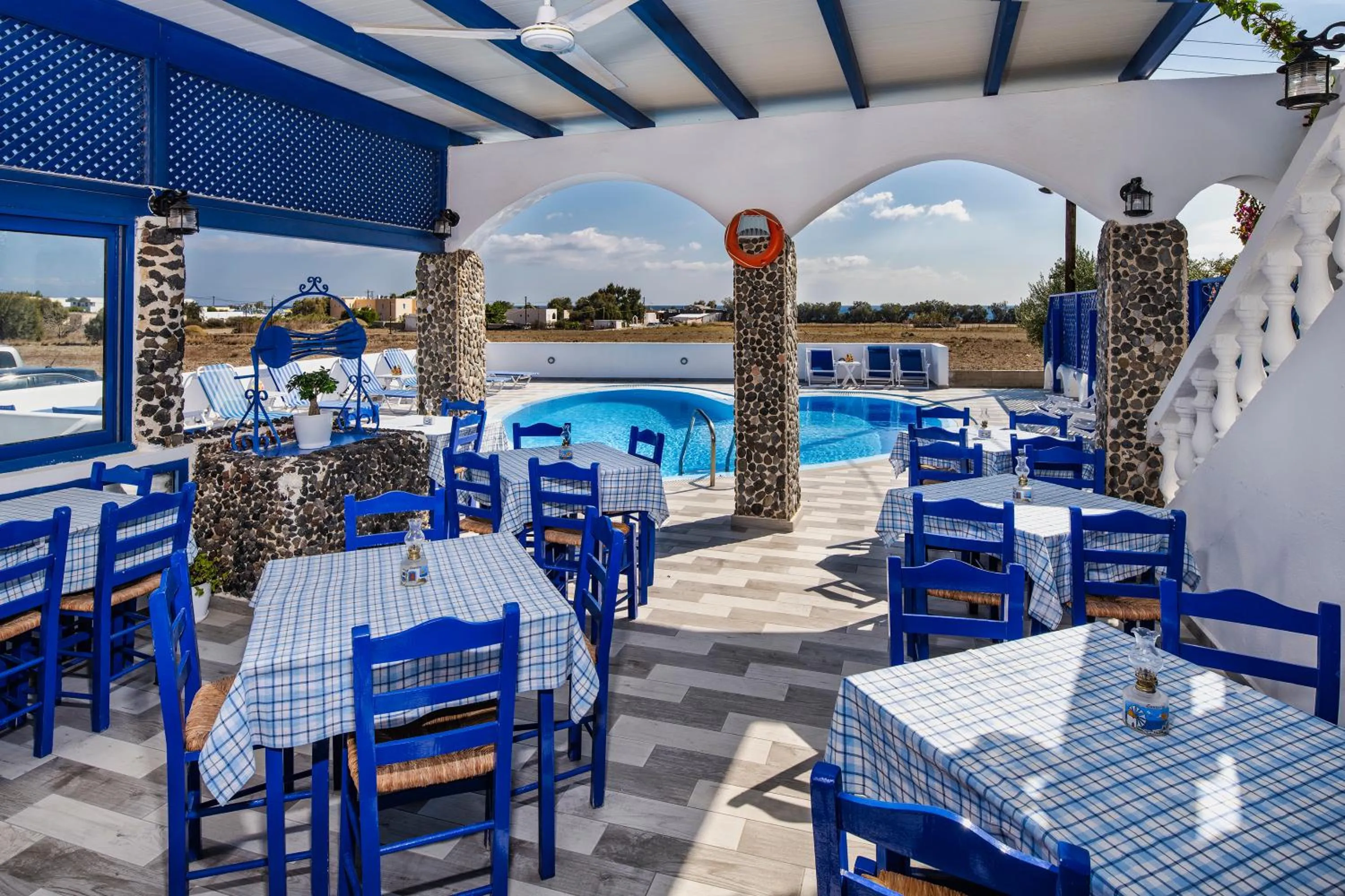 Restaurant/places to eat in Honeymoon Beach Studios