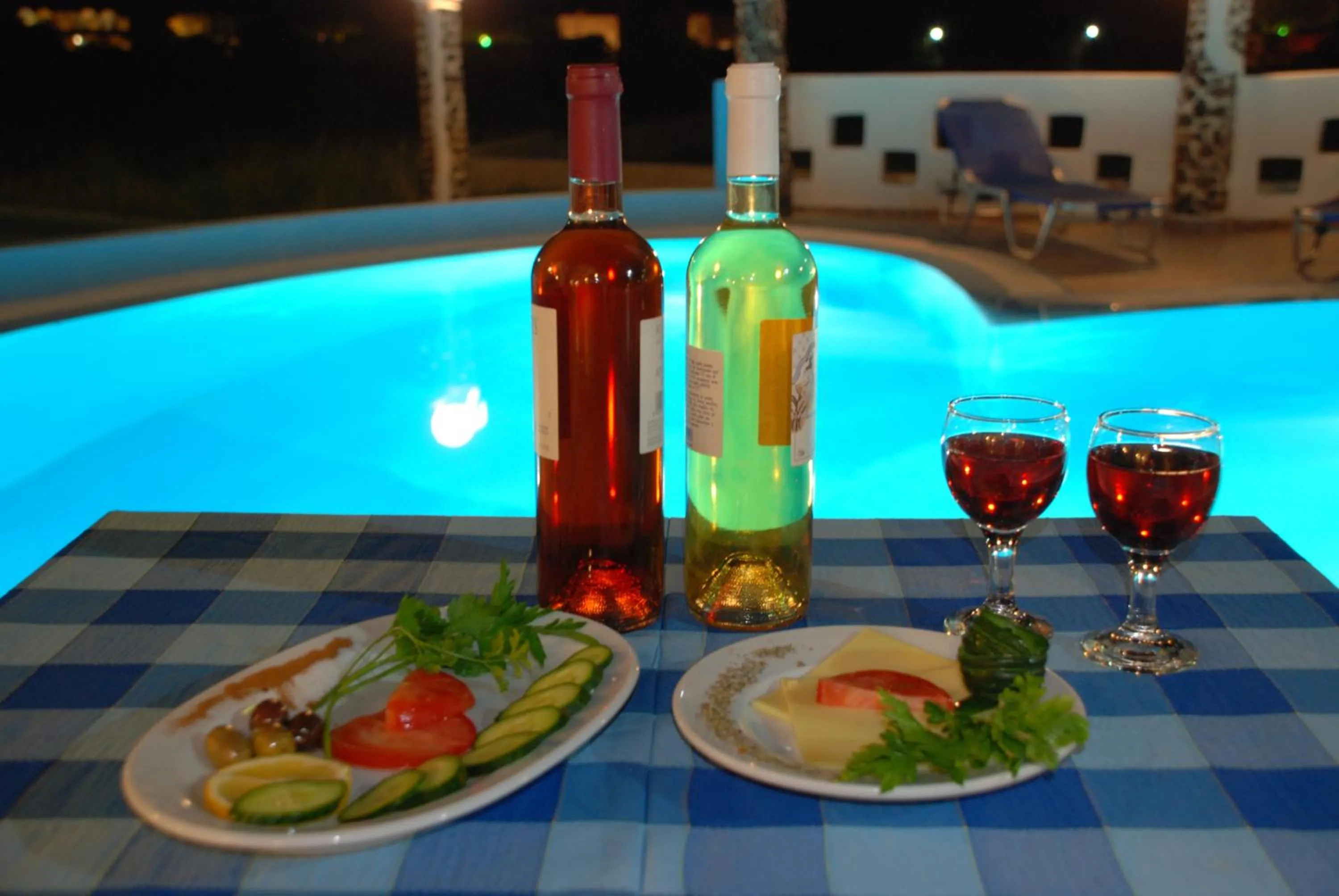 Restaurant/places to eat in Honeymoon Beach Studios