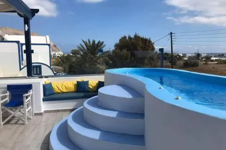 Swimming pool in Honeymoon Beach Studios