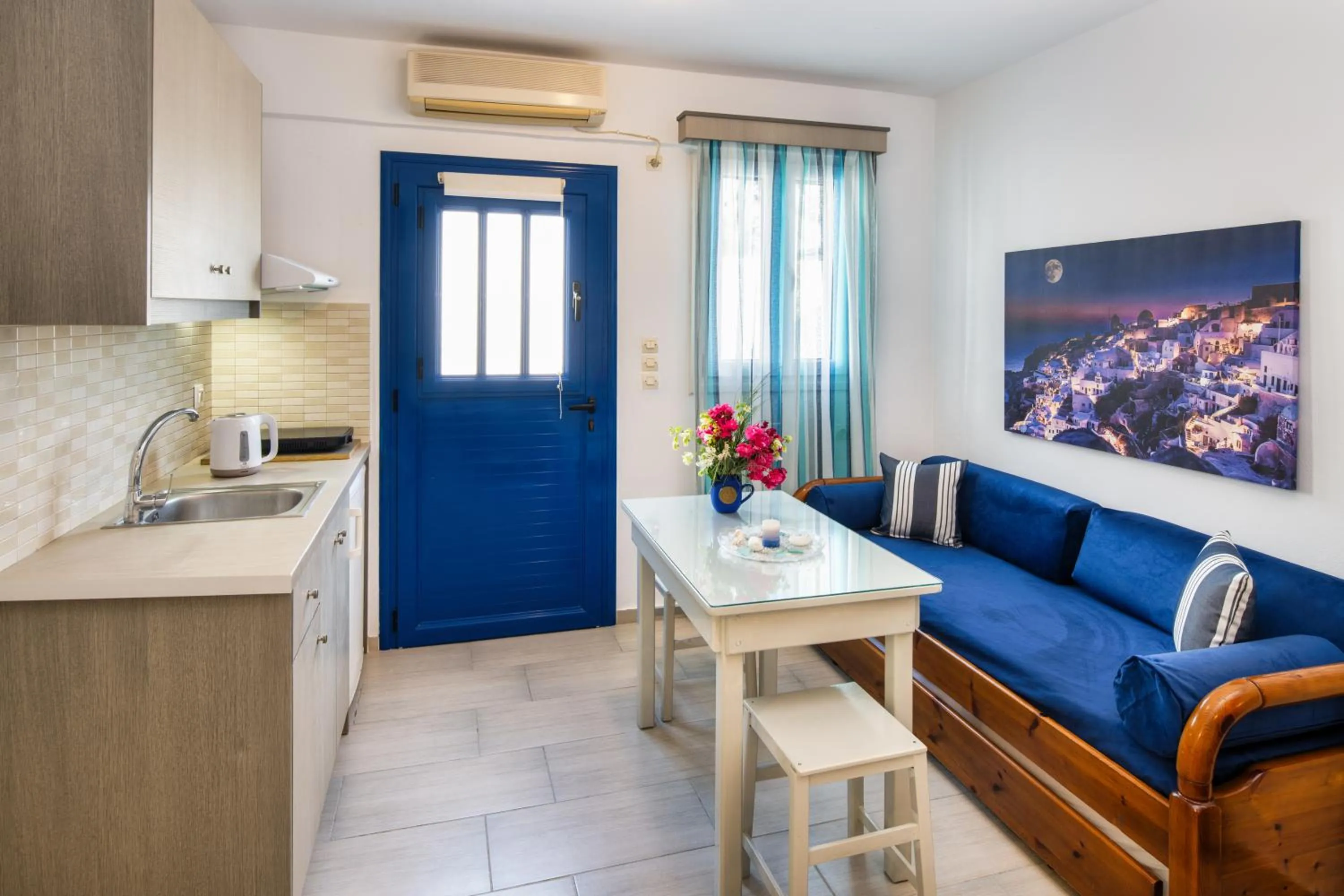 Kitchen or kitchenette in Honeymoon Beach Studios