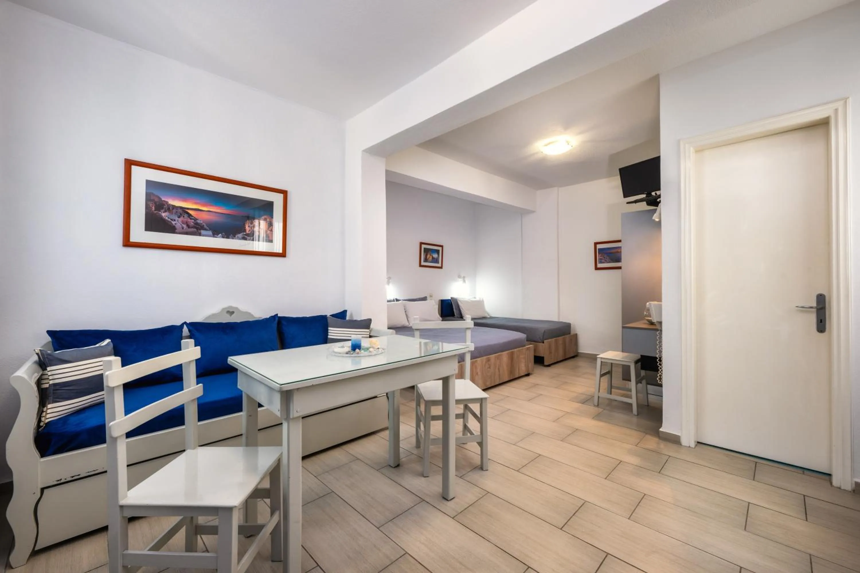 Dining area in Honeymoon Beach Studios