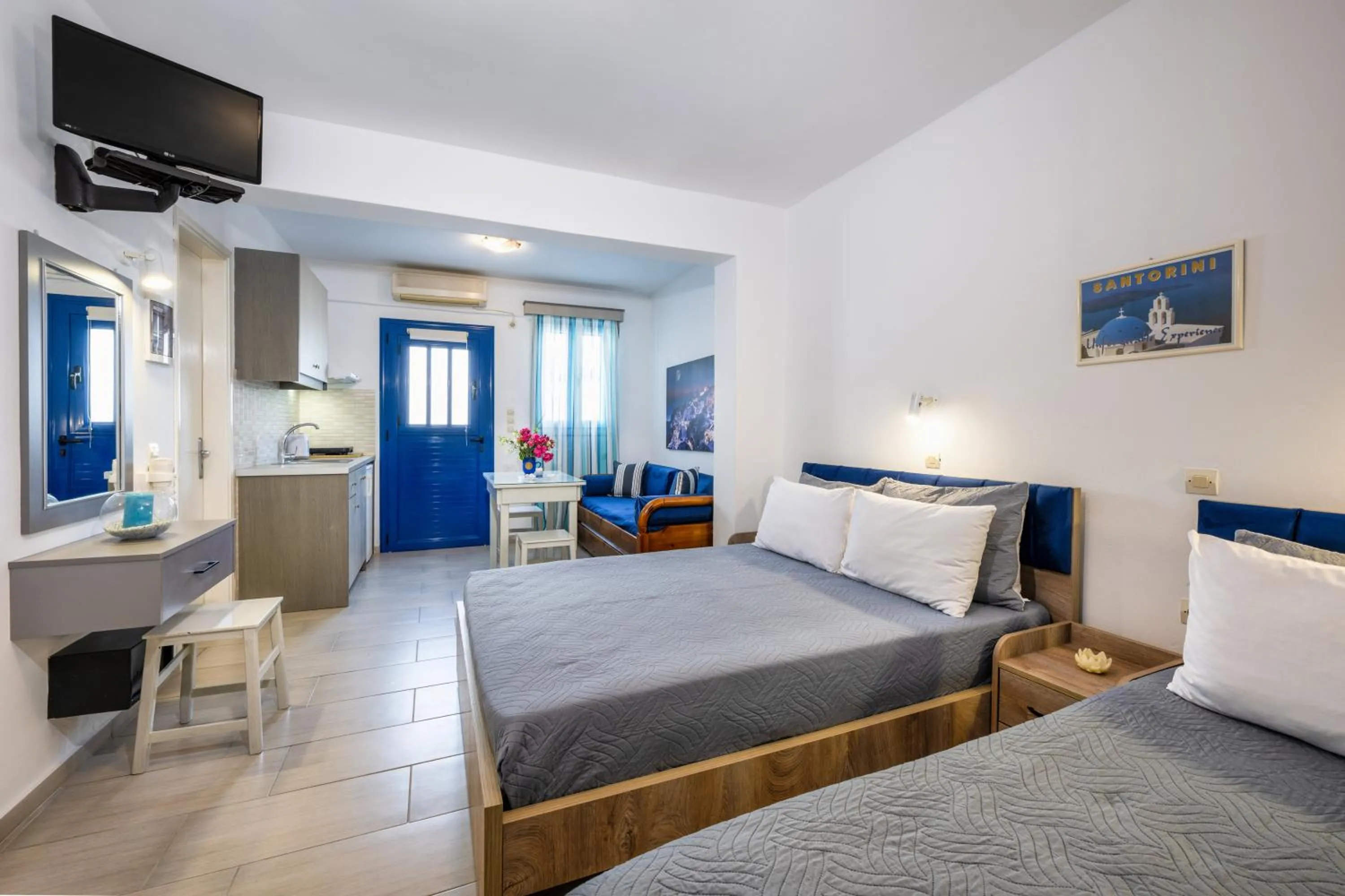 Photo of the whole room, Bed in Honeymoon Beach Studios