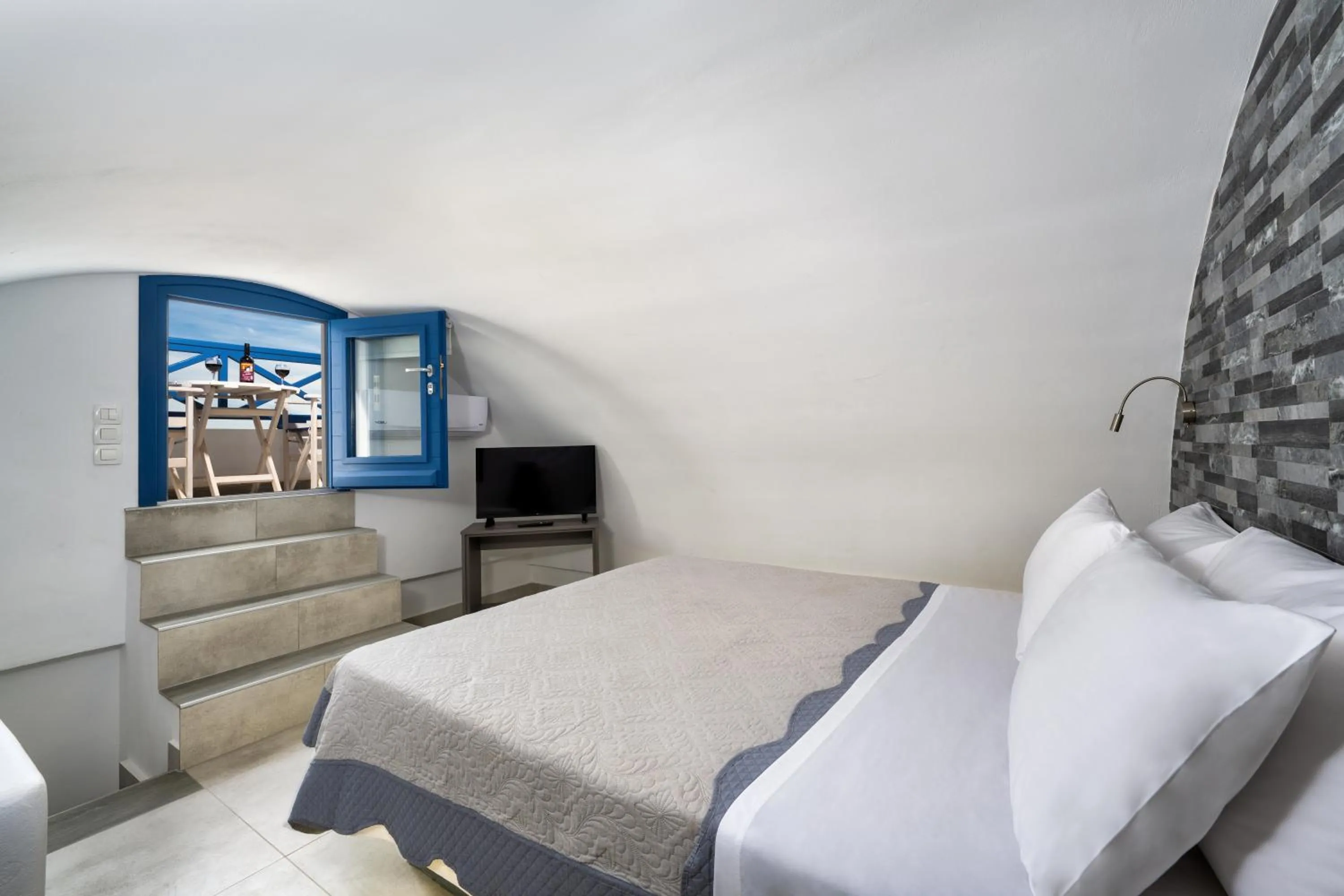 Photo of the whole room, Bed in Honeymoon Beach Studios