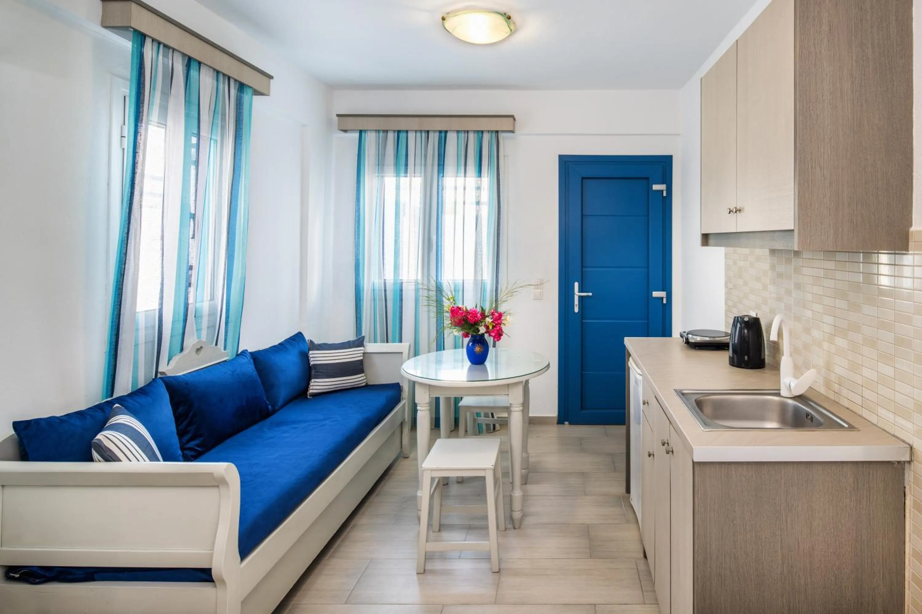 Kitchen or kitchenette in Honeymoon Beach Studios