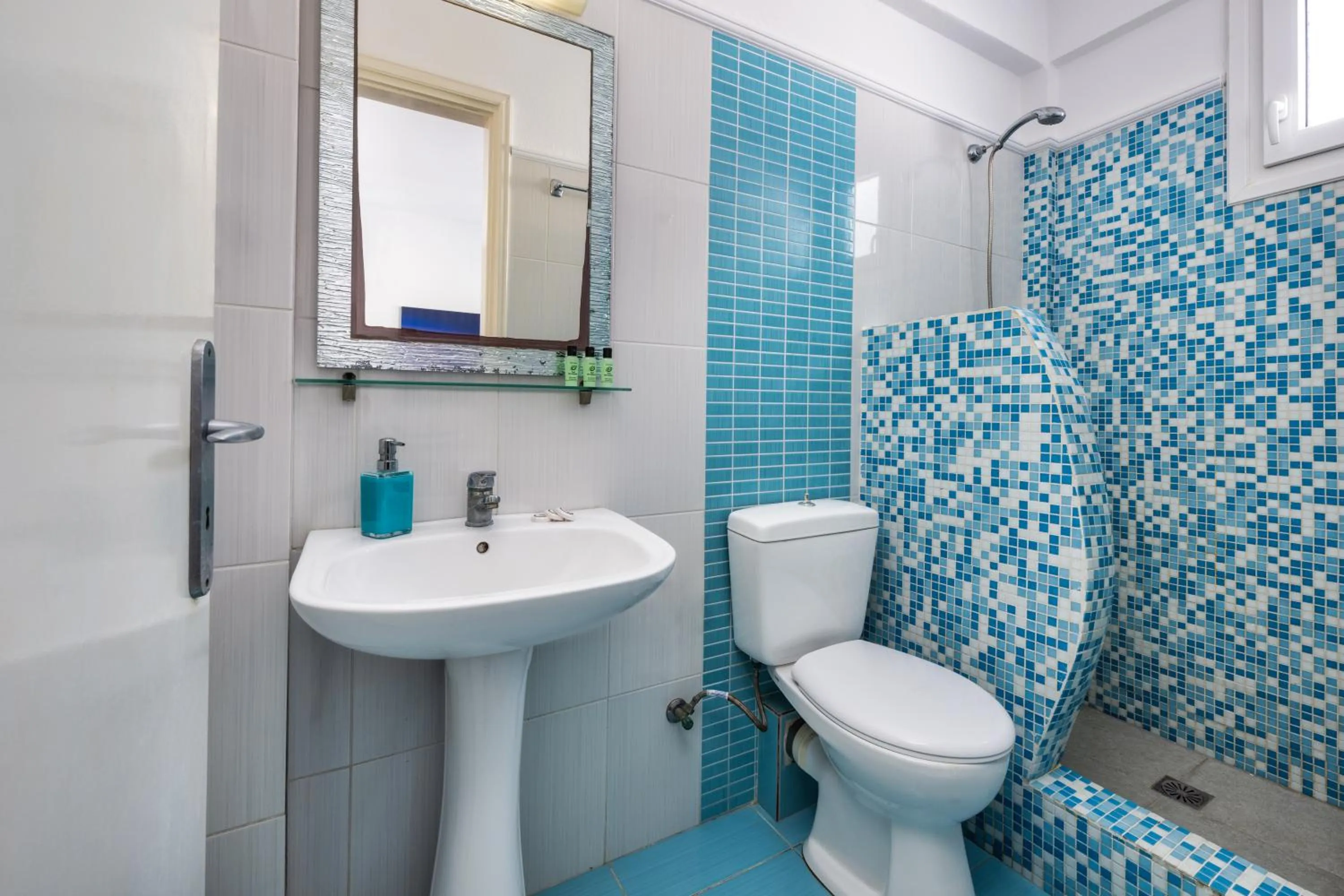 Toilet in Honeymoon Beach Studios