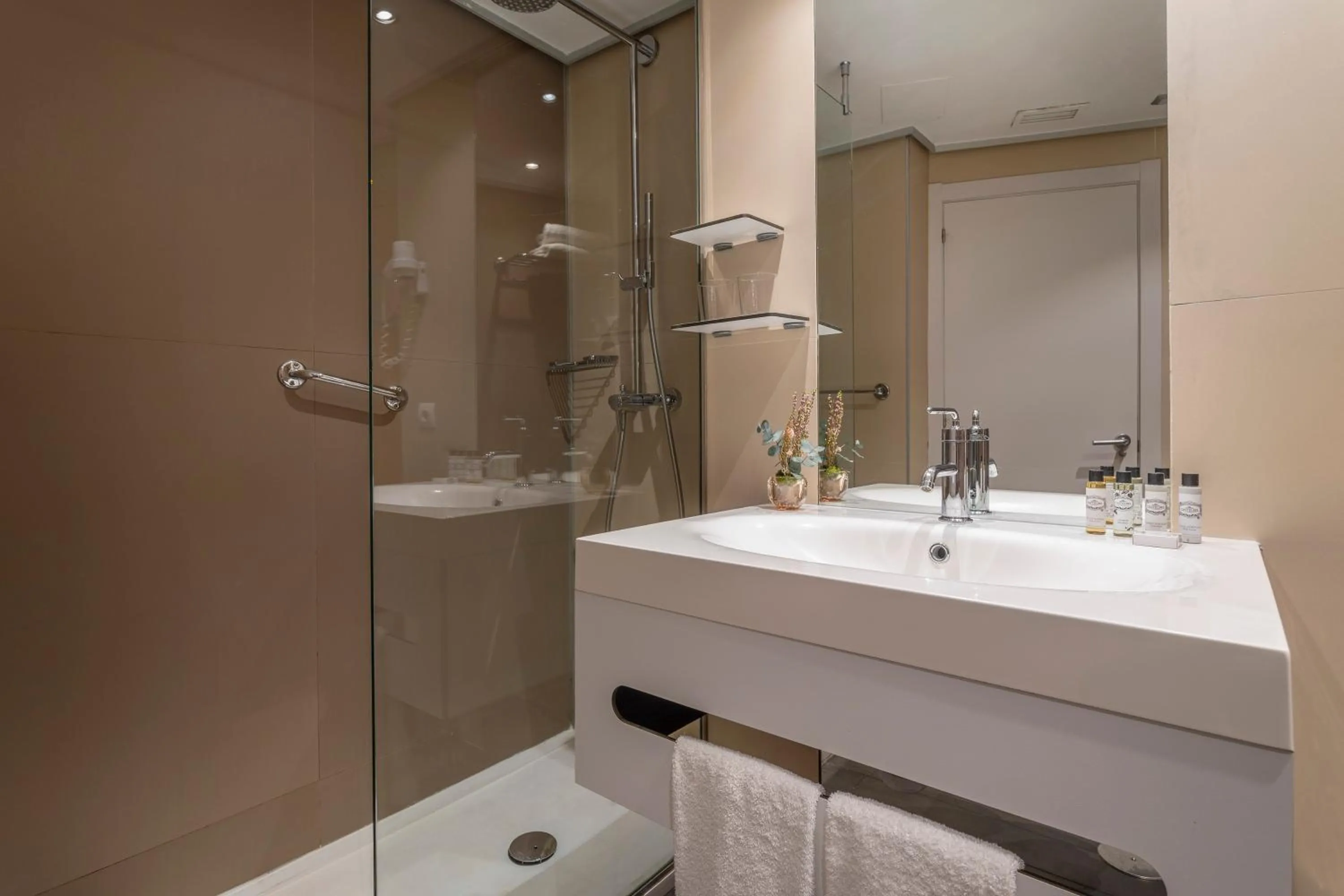 Shower in INNSiDE by Meliá Alicante Porta Maris